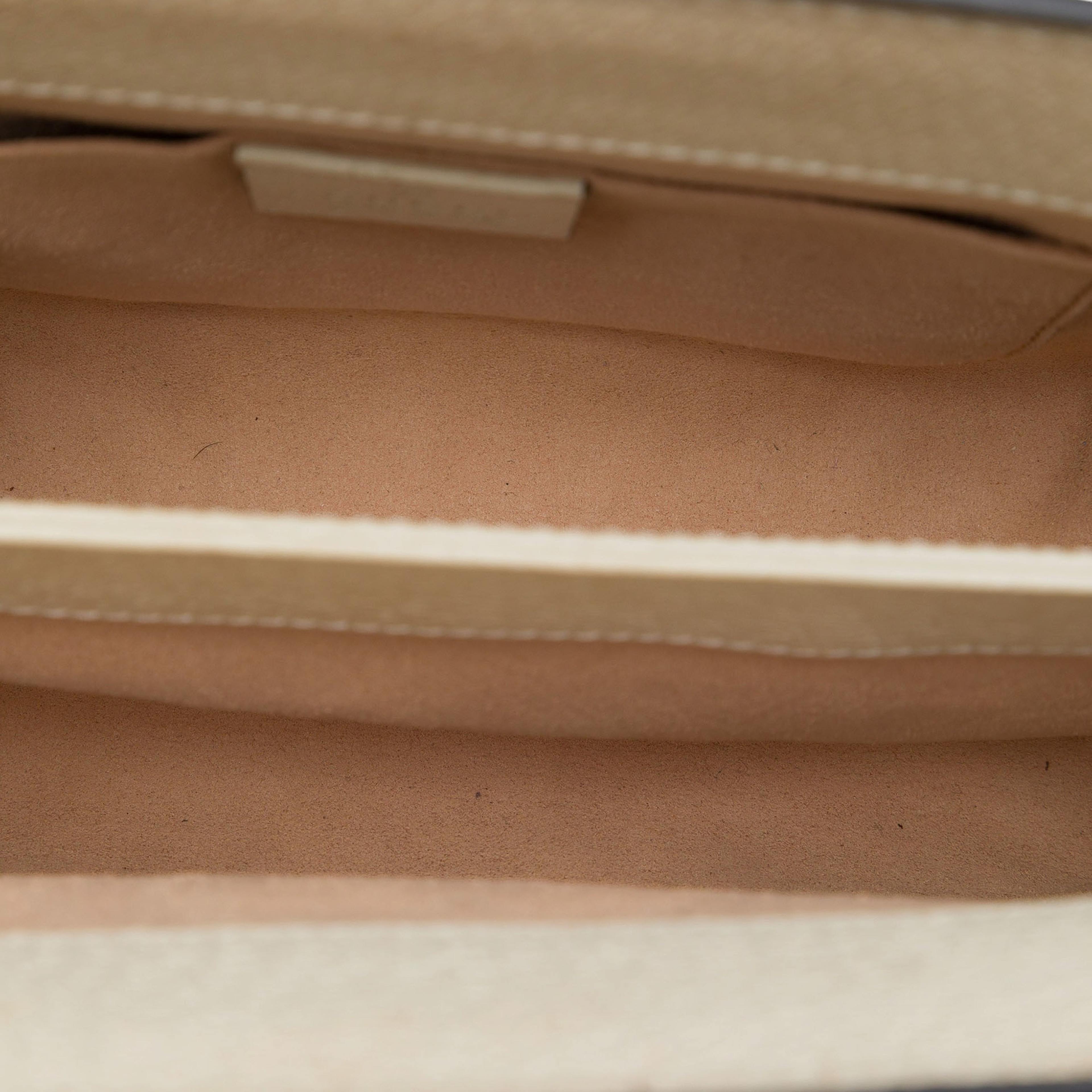 Gucci Small Calfskin Web Ophidia Chain Crossbody, från Luxclusif, i färgen vit. Klicka för att öppna bilden i stort format