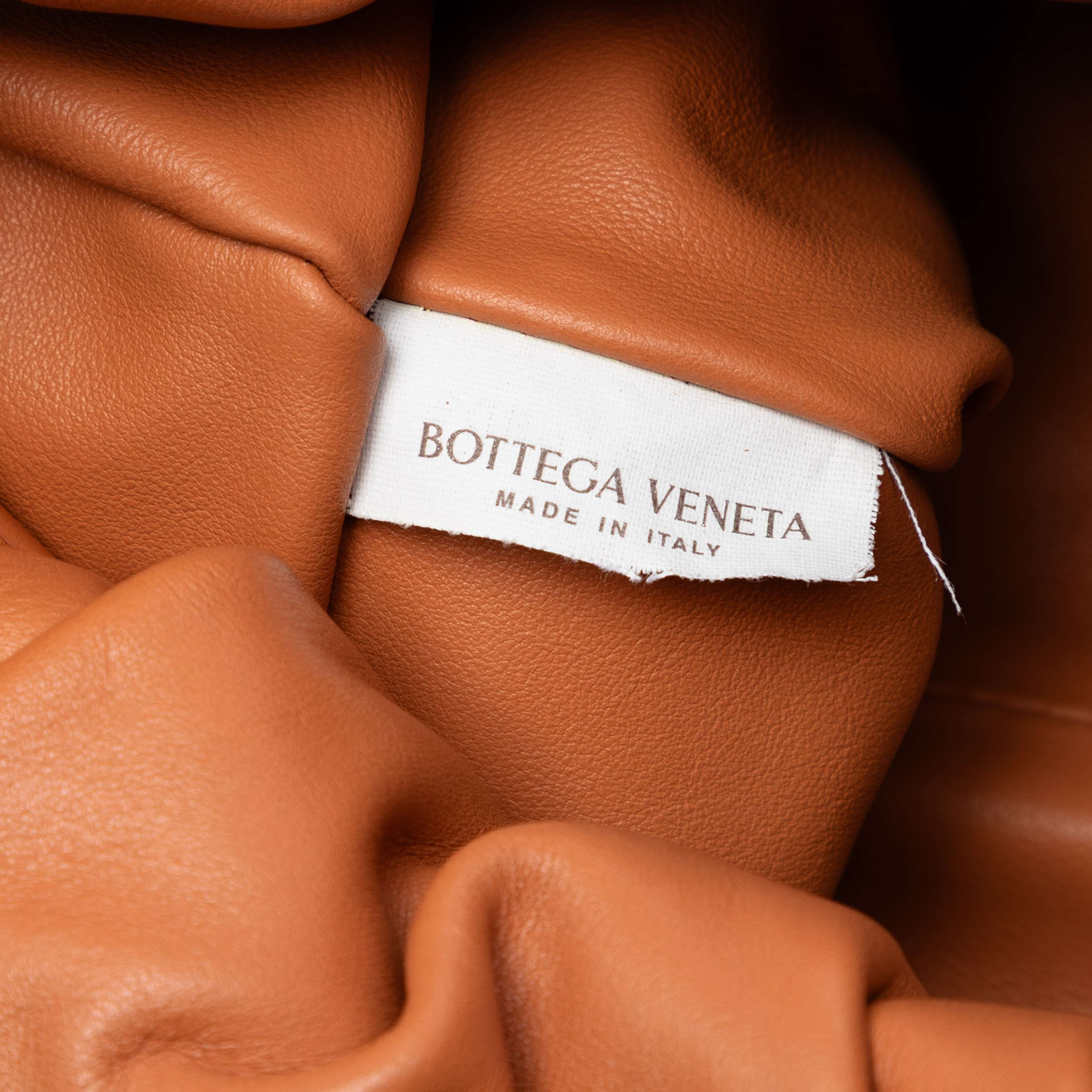 Bottega Veneta Lambskin The Shoulder Pouch, från Luxclusif, i färgen brown. Klicka för att öppna bilden i stort format