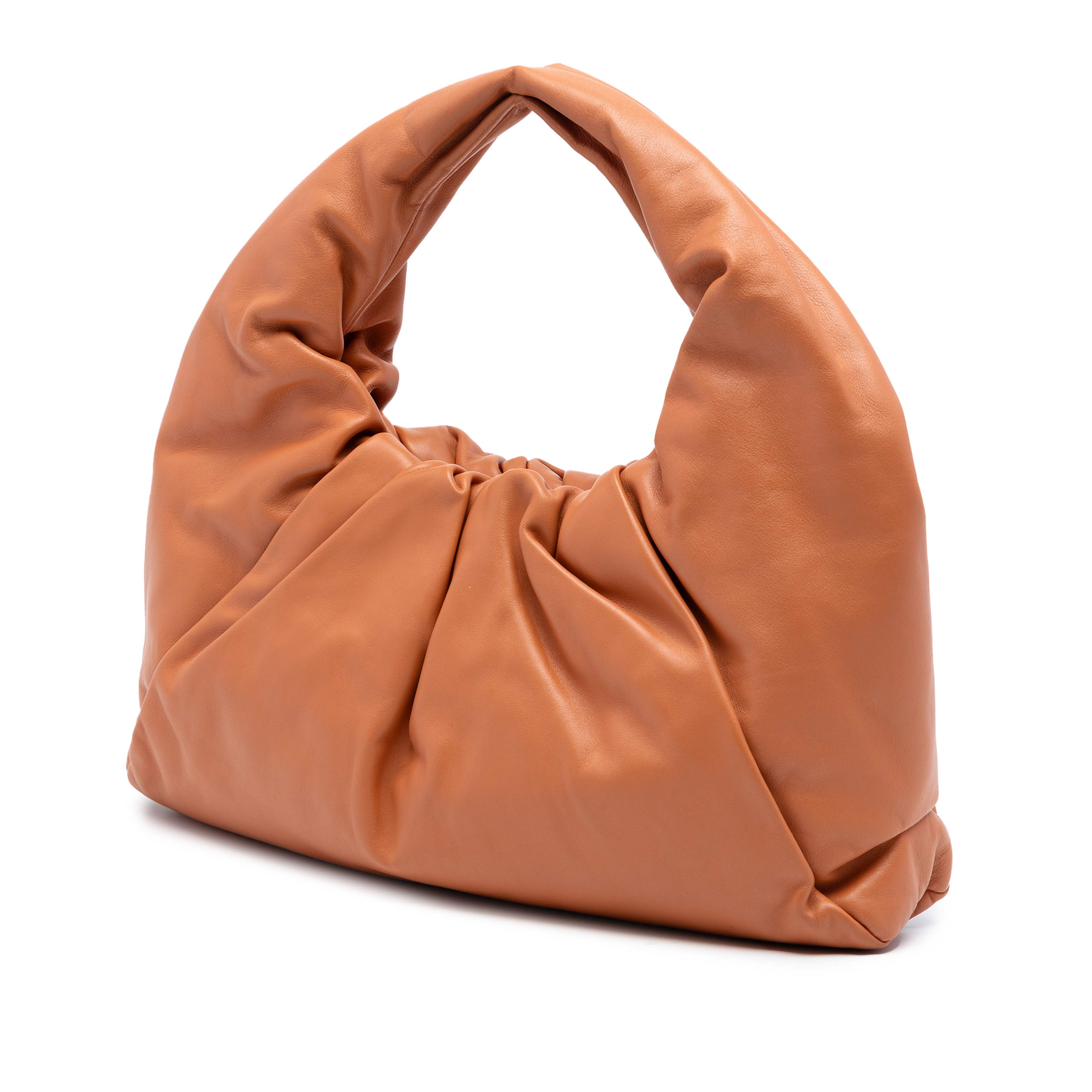 Bottega Veneta Lambskin The Shoulder Pouch, från Luxclusif, i färgen brown. Klicka för att öppna bilden i stort format