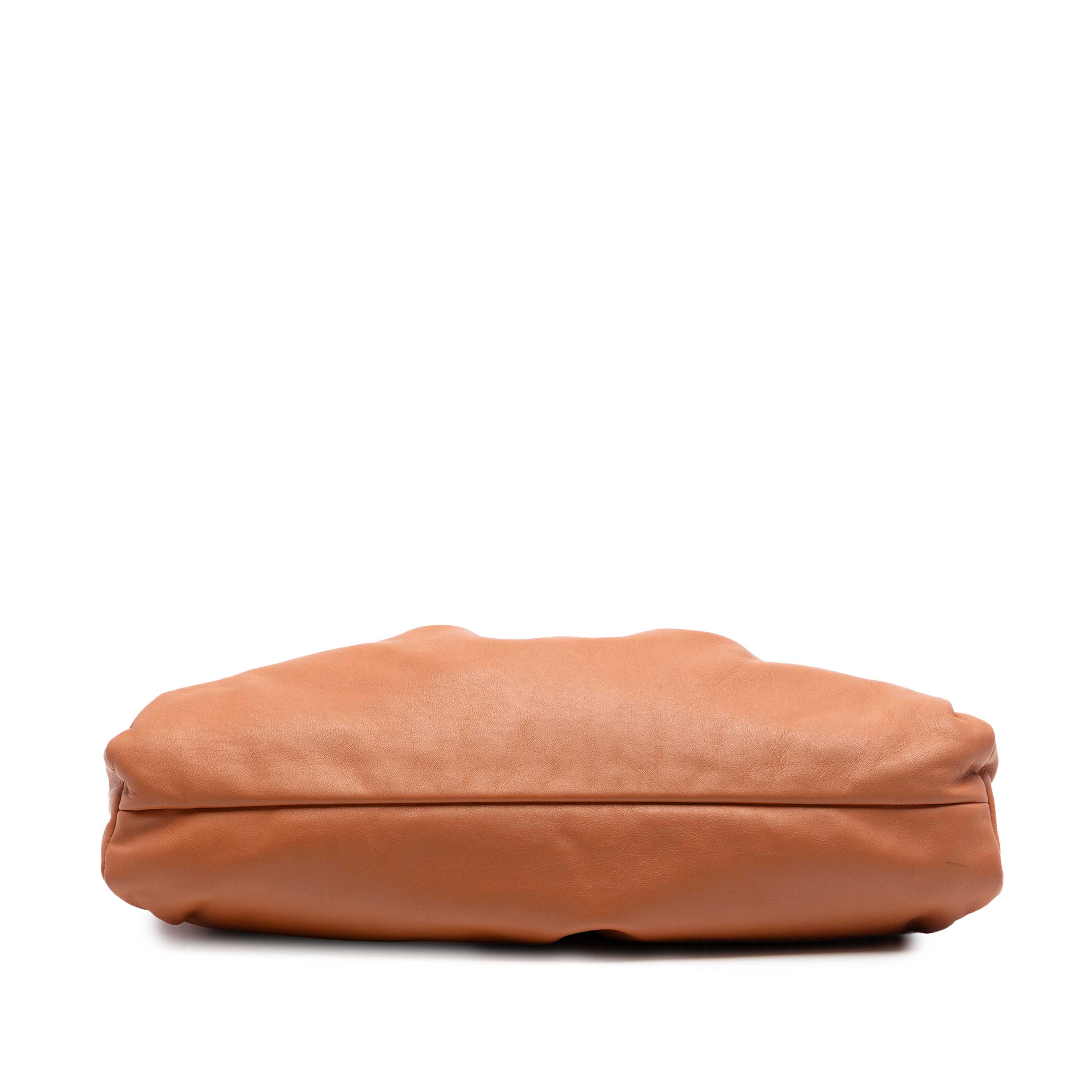 Bottega Veneta Lambskin The Shoulder Pouch, från Luxclusif, i färgen brun. Klicka för att öppna bilden i stort format