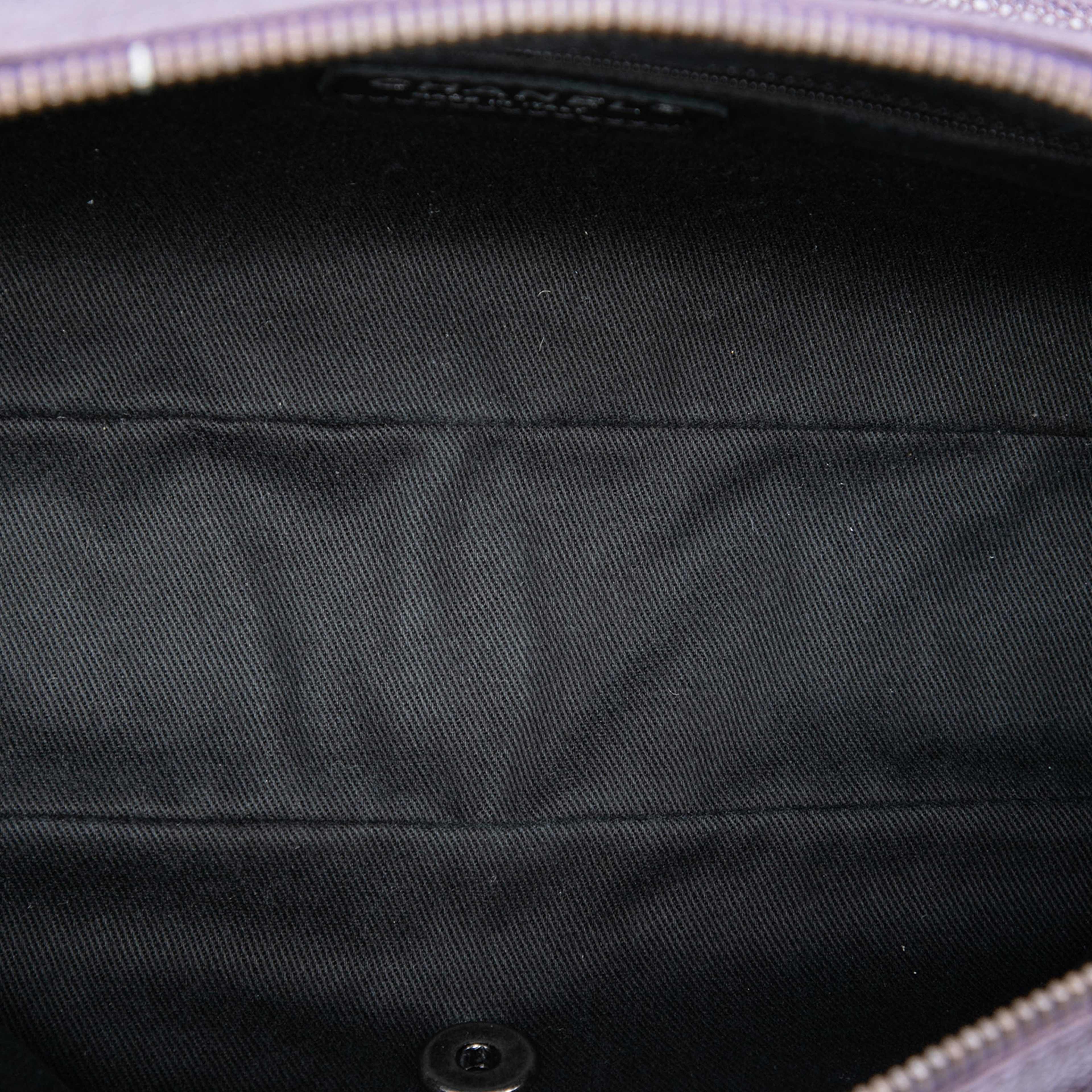 Chanel Jumbo Quilted Iridescent Caviar Easy Flap, från Luxclusif, i färgen plum. Klicka för att öppna bilden i stort format