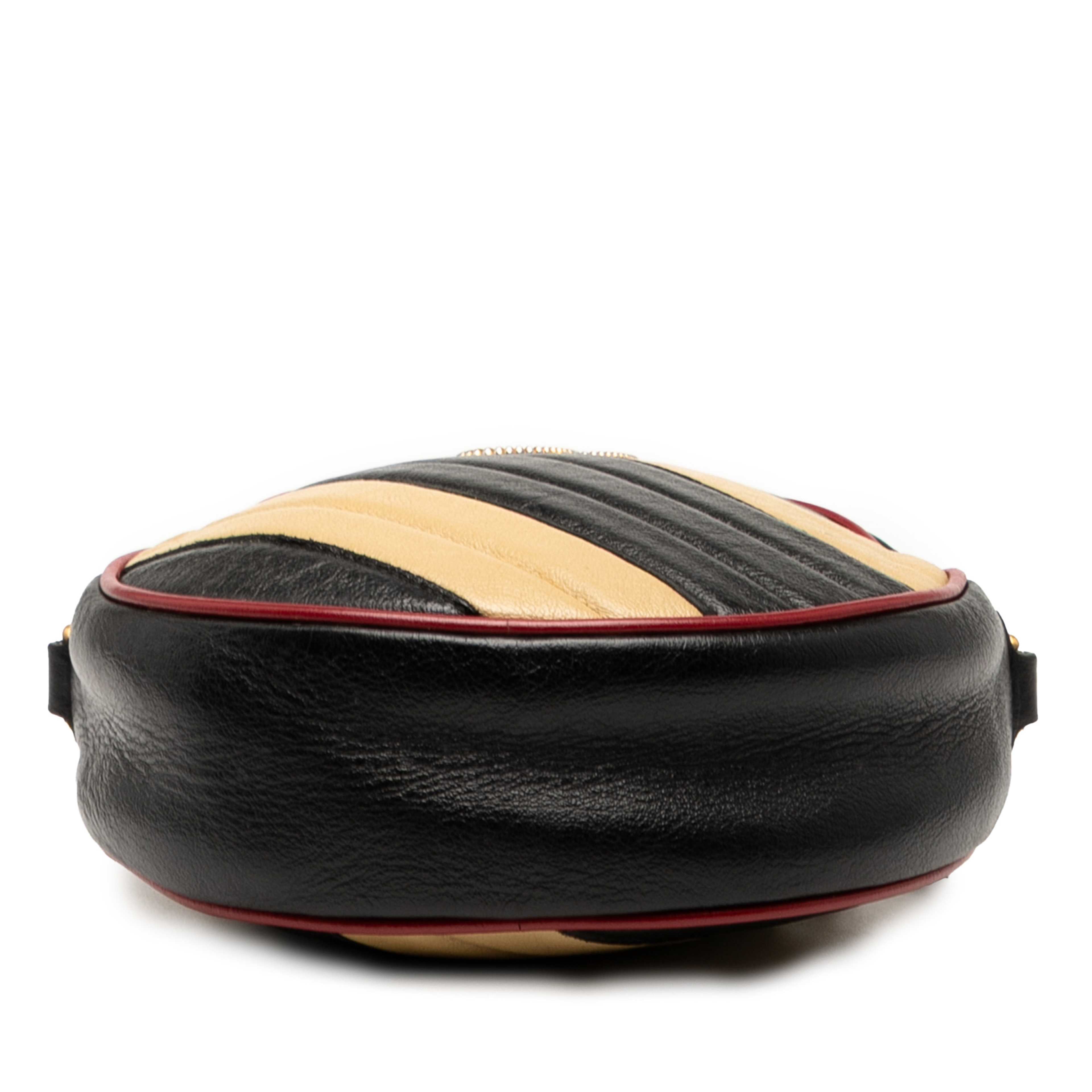 Gucci Mini Gg Marmont Matelasse Leather Torchon Round Crossbody, från Luxclusif, i färgen black. Klicka för att öppna bilden i stort format