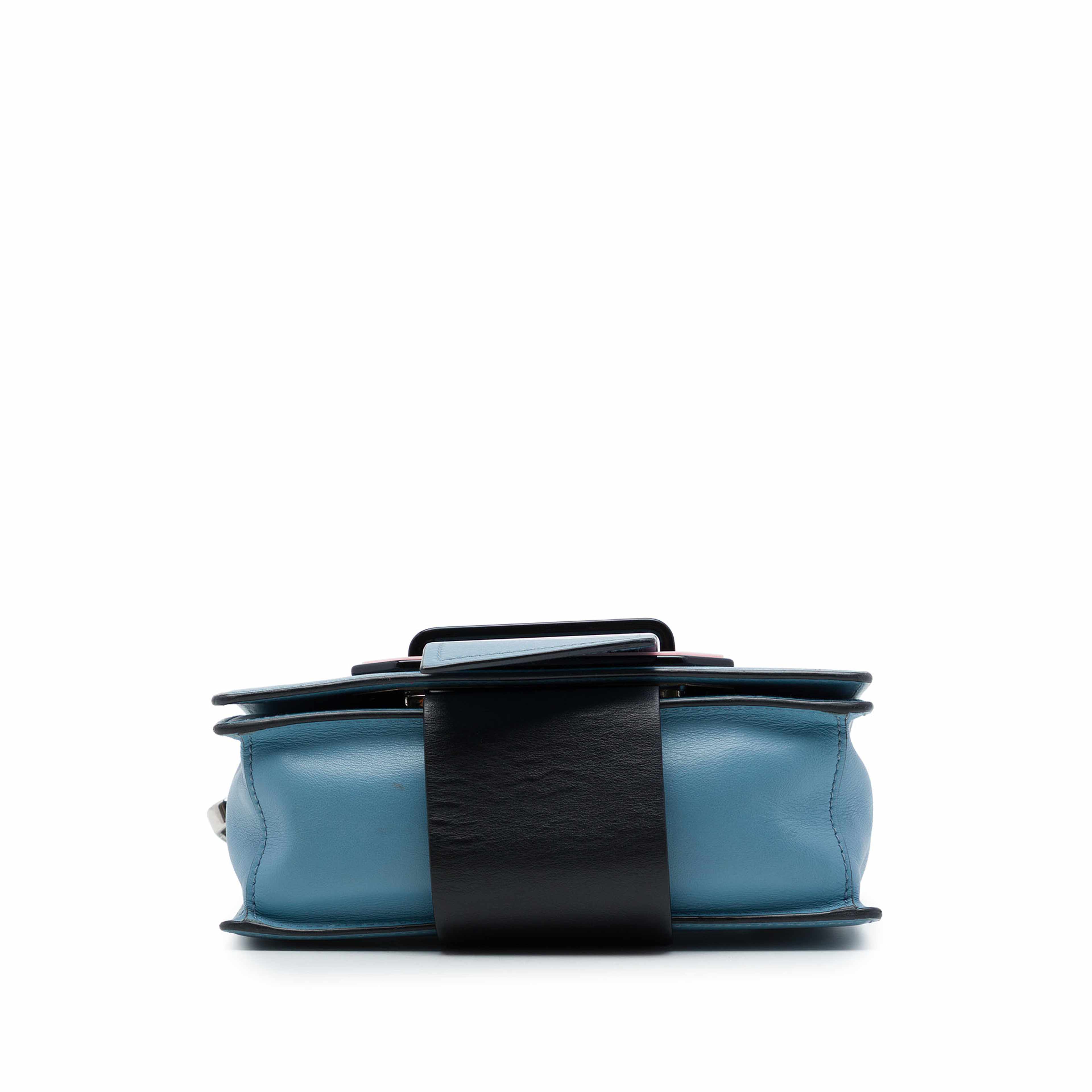 Prada City Calf Plex Ribbon Crossbody, från Luxclusif, i färgen blå. Klicka för att öppna bilden i stort format