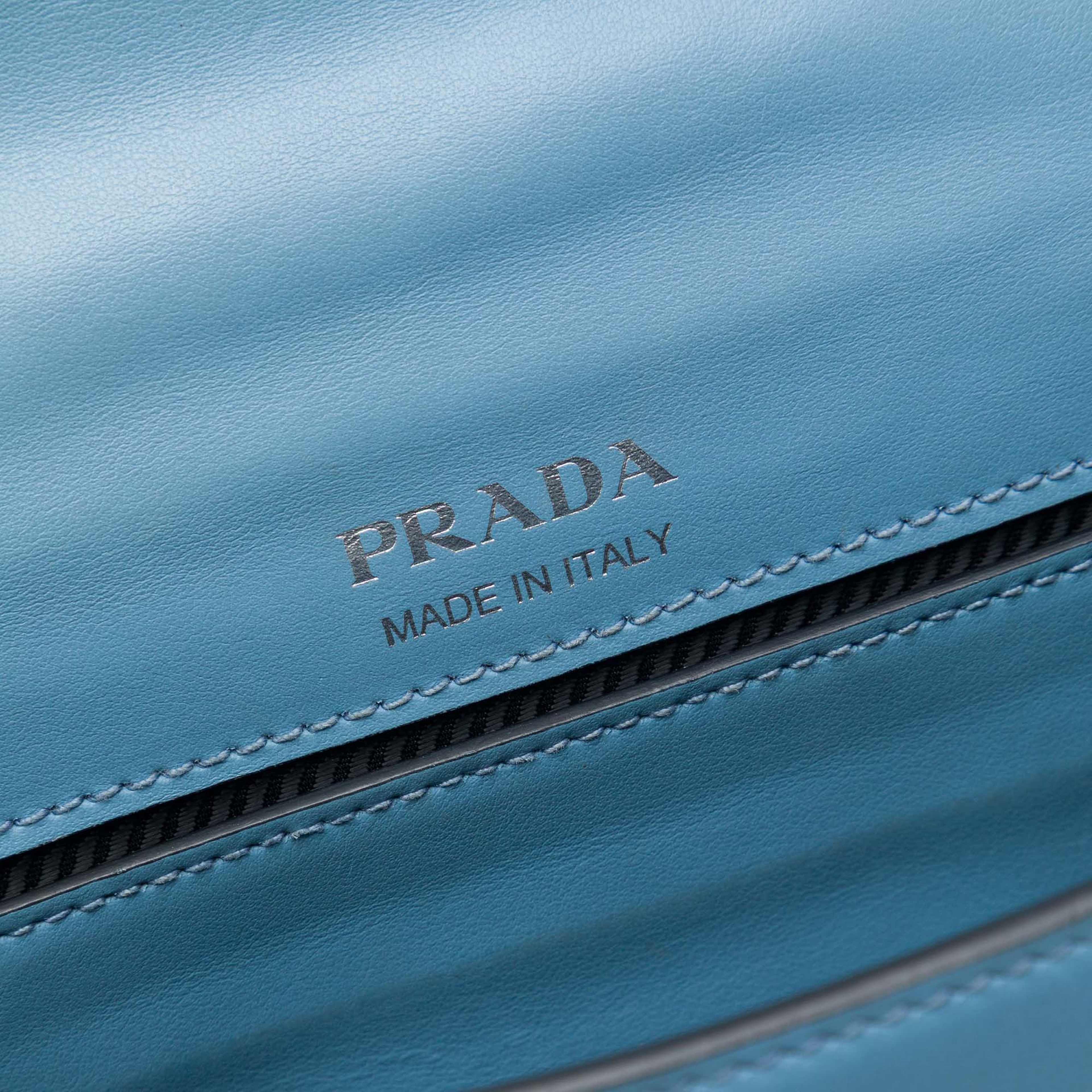 Prada City Calf Plex Ribbon Crossbody, från Luxclusif, i färgen blå. Klicka för att öppna bilden i stort format