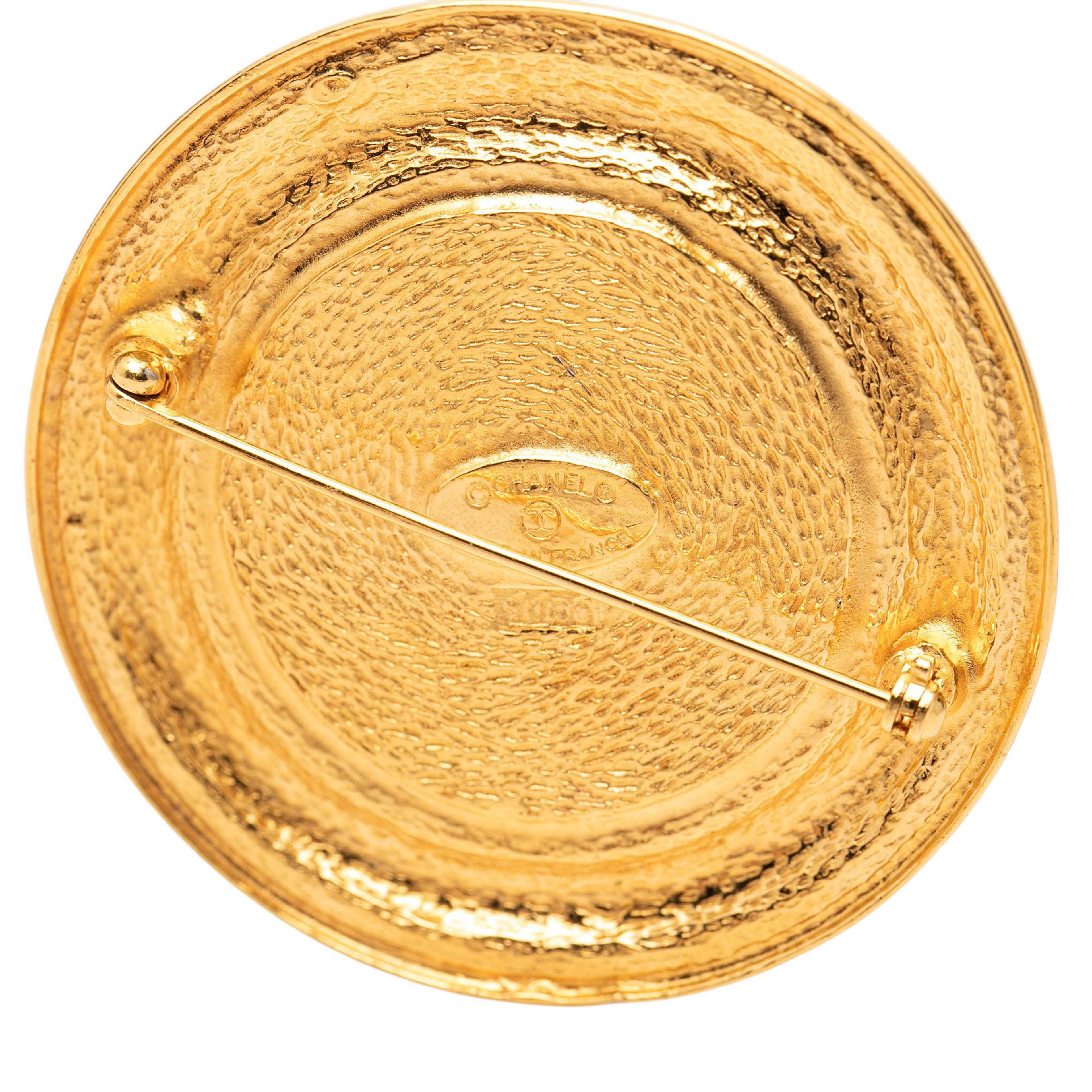 Chanel Gold Plated 31 Rue Cambon Round Brooch, från Luxclusif, i färgen guld. Klicka för att öppna bilden i stort format