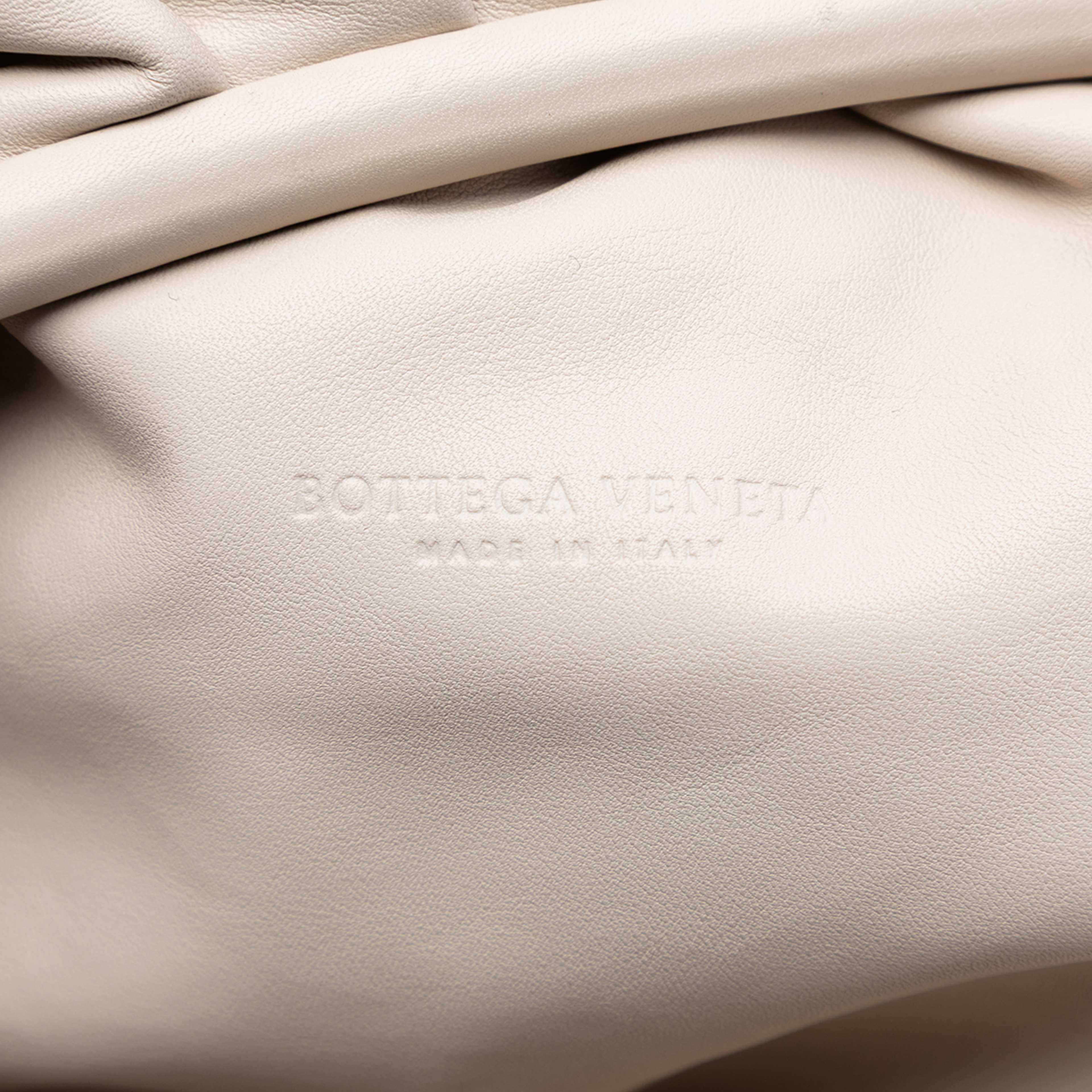 Bottega Veneta Lambskin The Pouch, från Luxclusif, i färgen off white. Klicka för att öppna bilden i stort format
