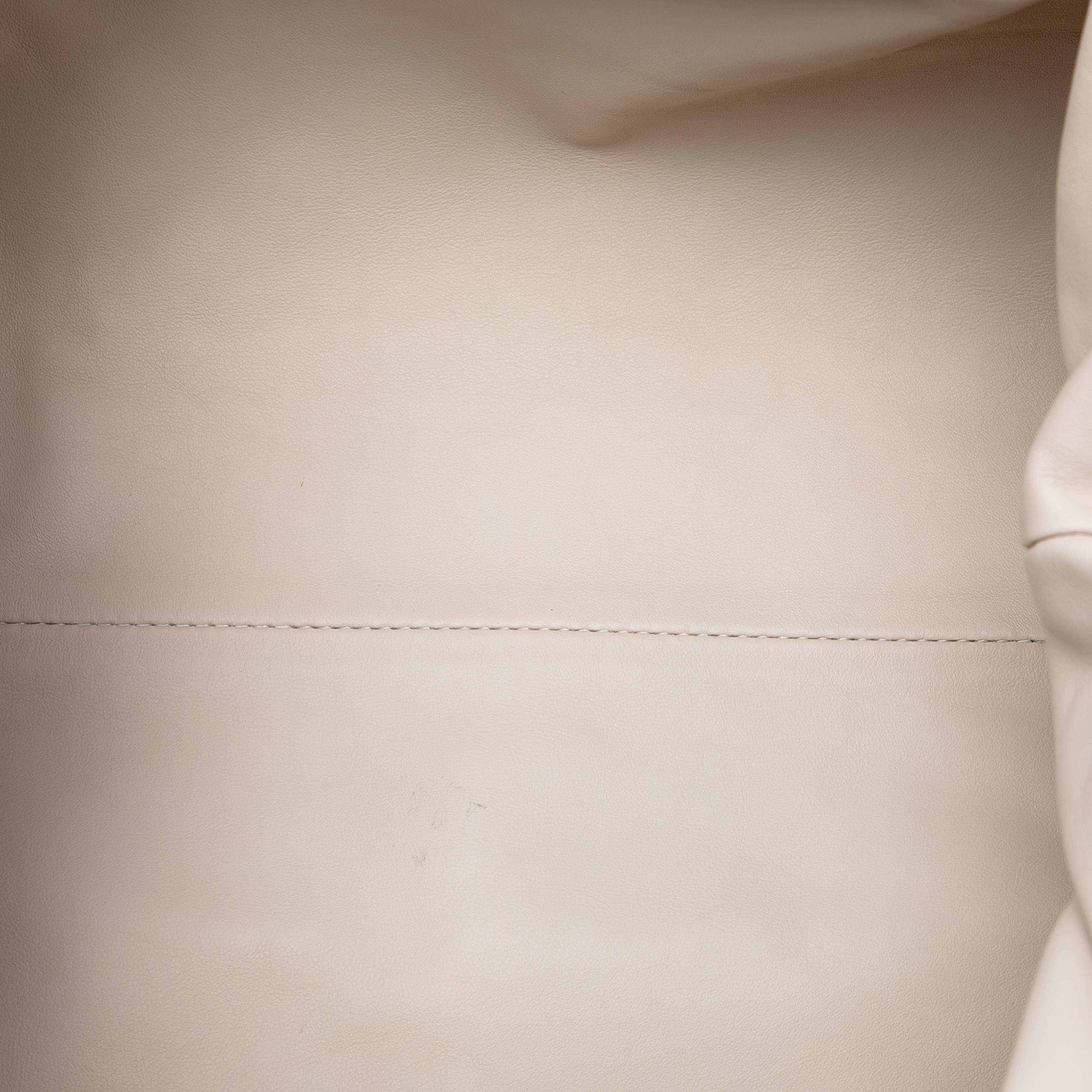 Bottega Veneta Lambskin The Pouch, från Luxclusif, i färgen off white. Klicka för att öppna bilden i stort format