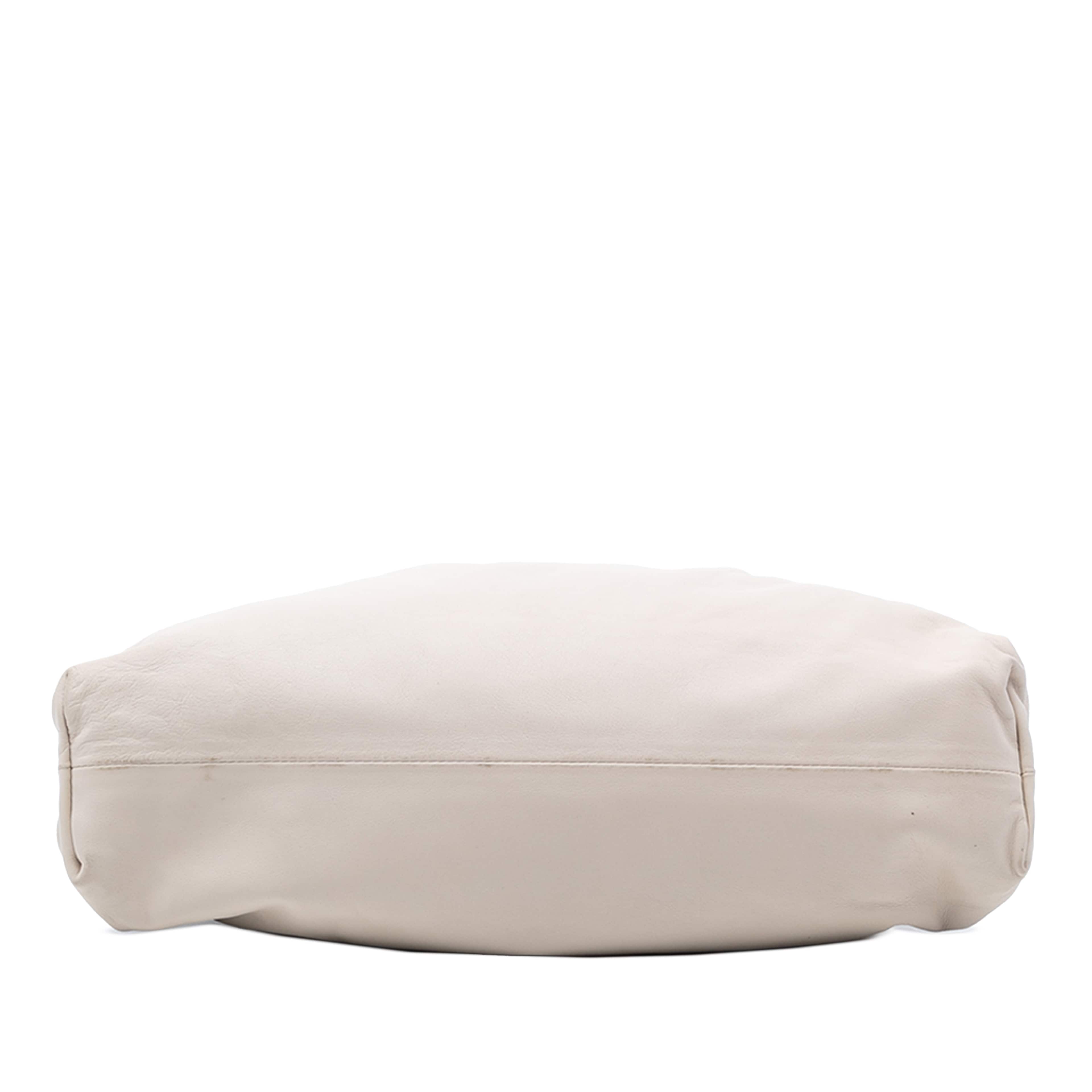 Bottega Veneta Lambskin The Pouch, från Luxclusif, i färgen off white. Klicka för att öppna bilden i stort format