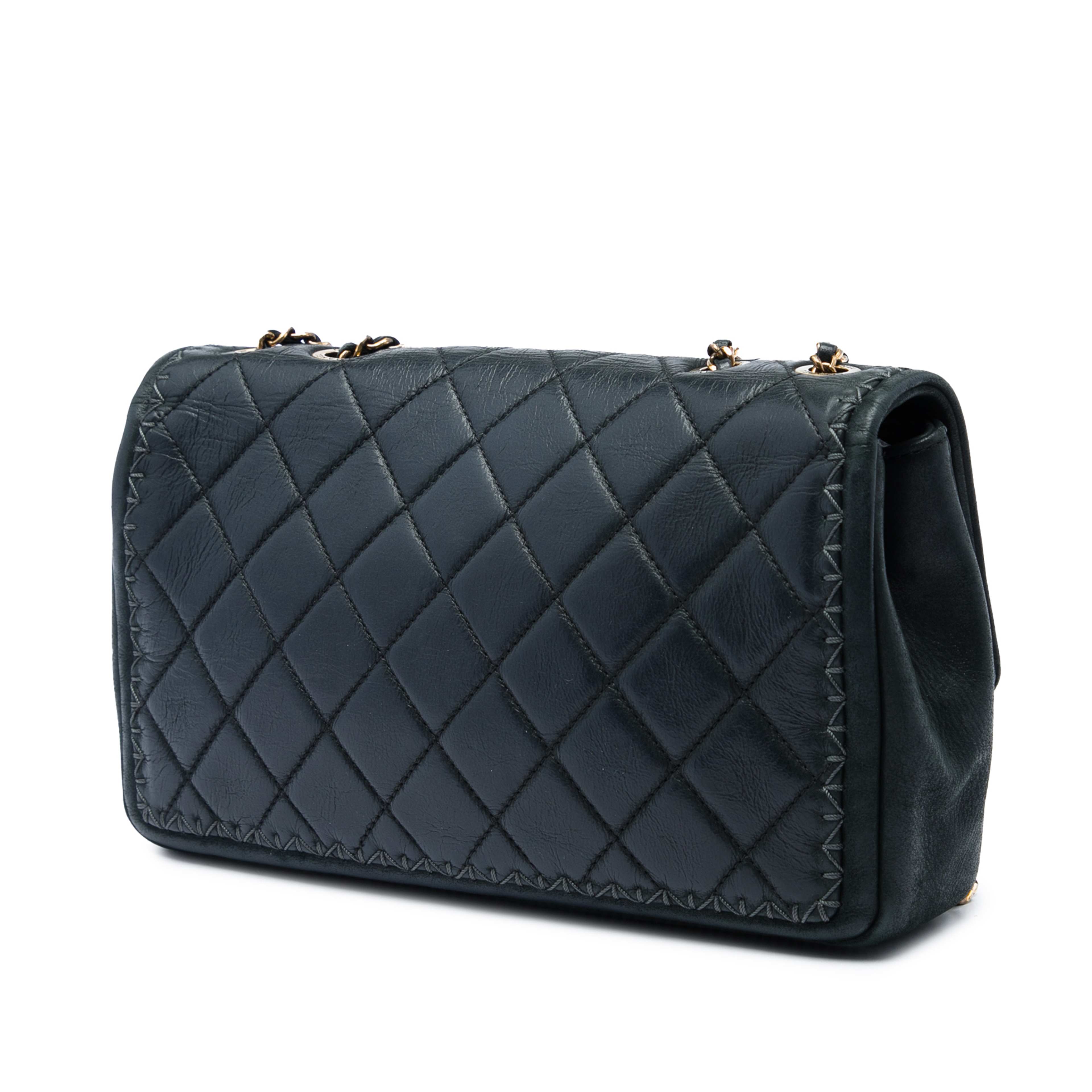 Chanel Cc Quilted Iridescent Calfskin Whipstitch Single Flap, från Luxclusif, i färgen svart. Klicka för att öppna bilden i stort format