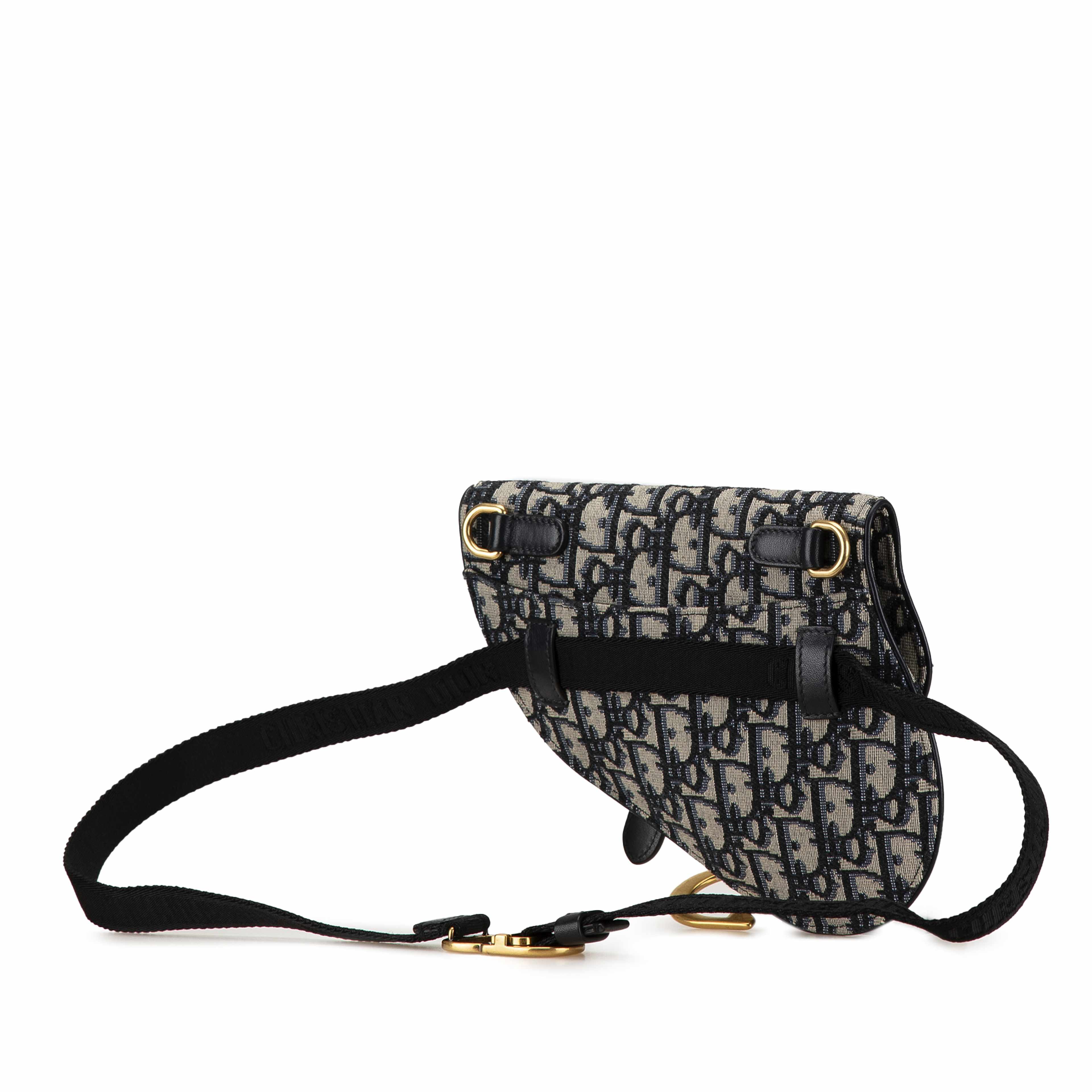 Dior Oblique Canvas Saddle Belt Bag, från Luxclusif, i färgen blue. Klicka för att öppna bilden i stort format