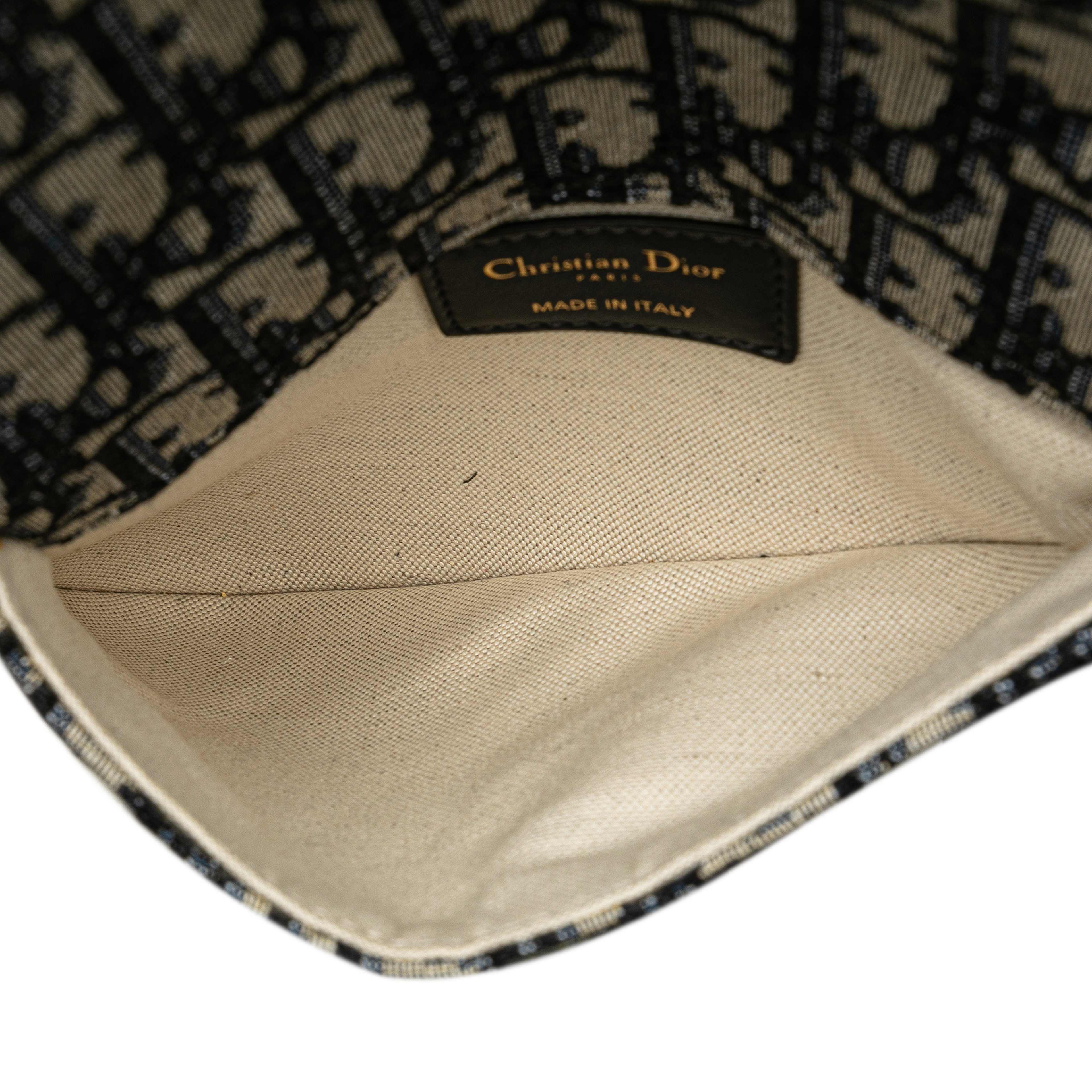 Dior Oblique Canvas Saddle Belt Bag, från Luxclusif, i färgen blue. Klicka för att öppna bilden i stort format