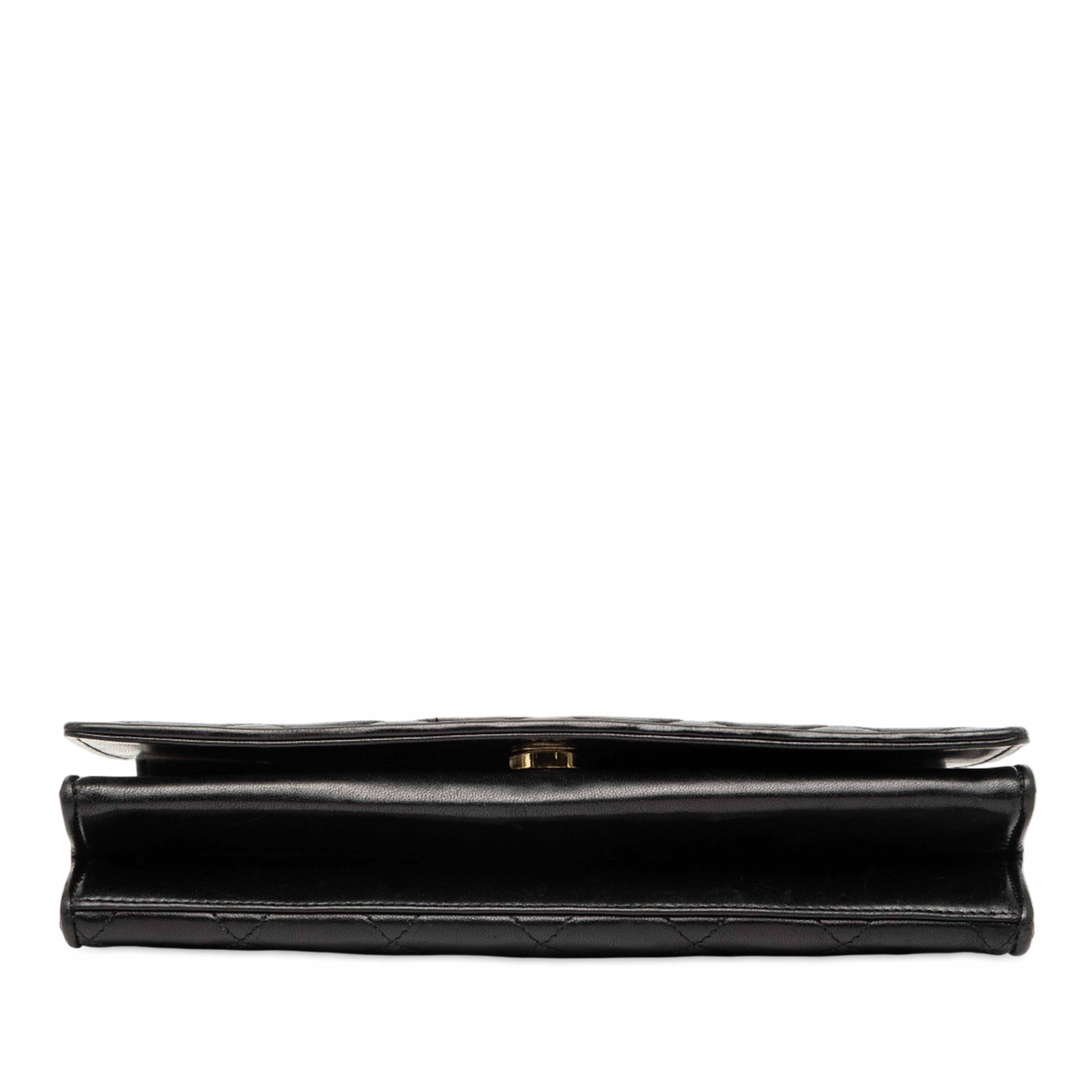 Chanel Cc Quilted Lambskin Full Flap, från Luxclusif, i färgen black. Klicka för att öppna bilden i stort format