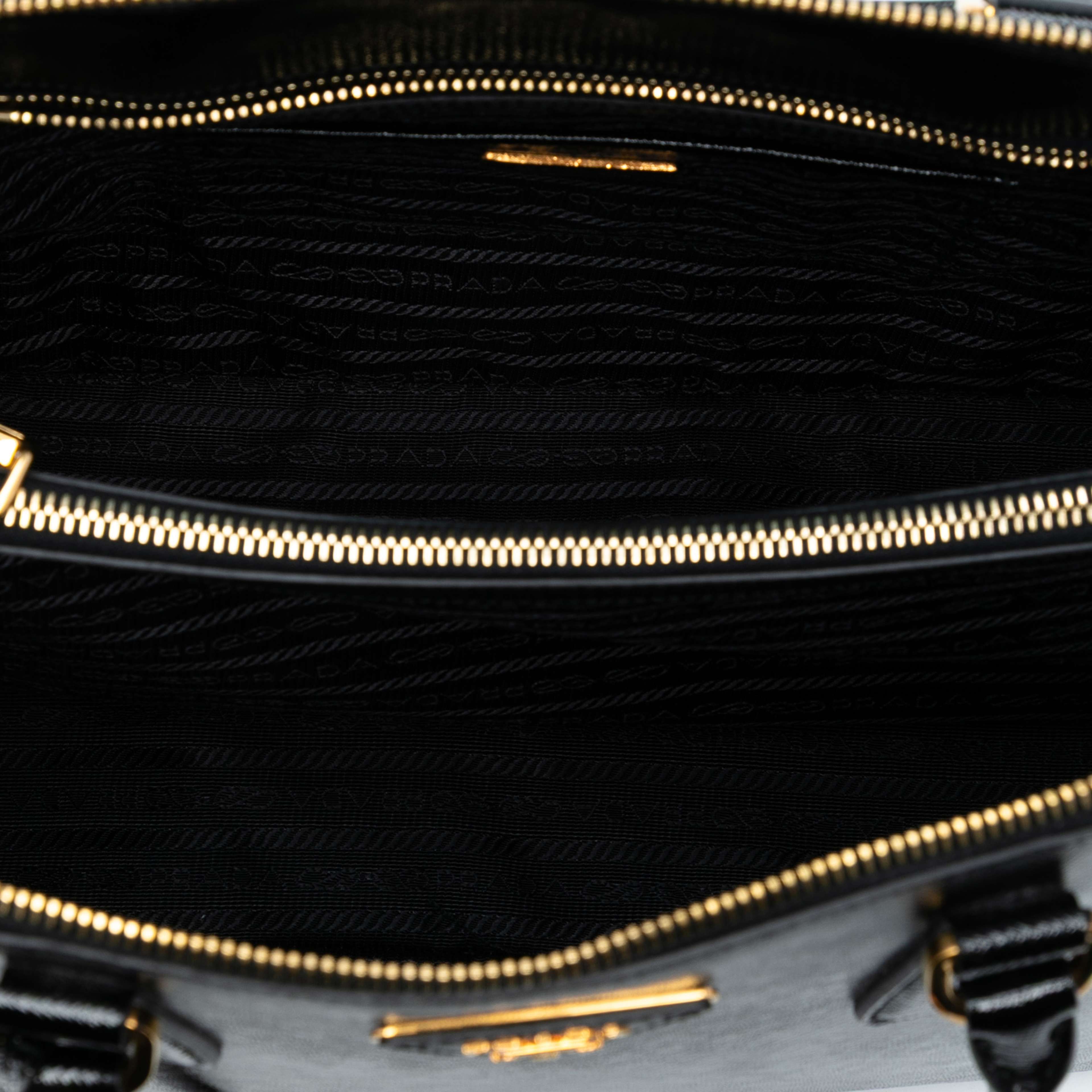 Prada Large Saffiano Vernice Promenade Satchel, från Luxclusif, i färgen black. Klicka för att öppna bilden i stort format