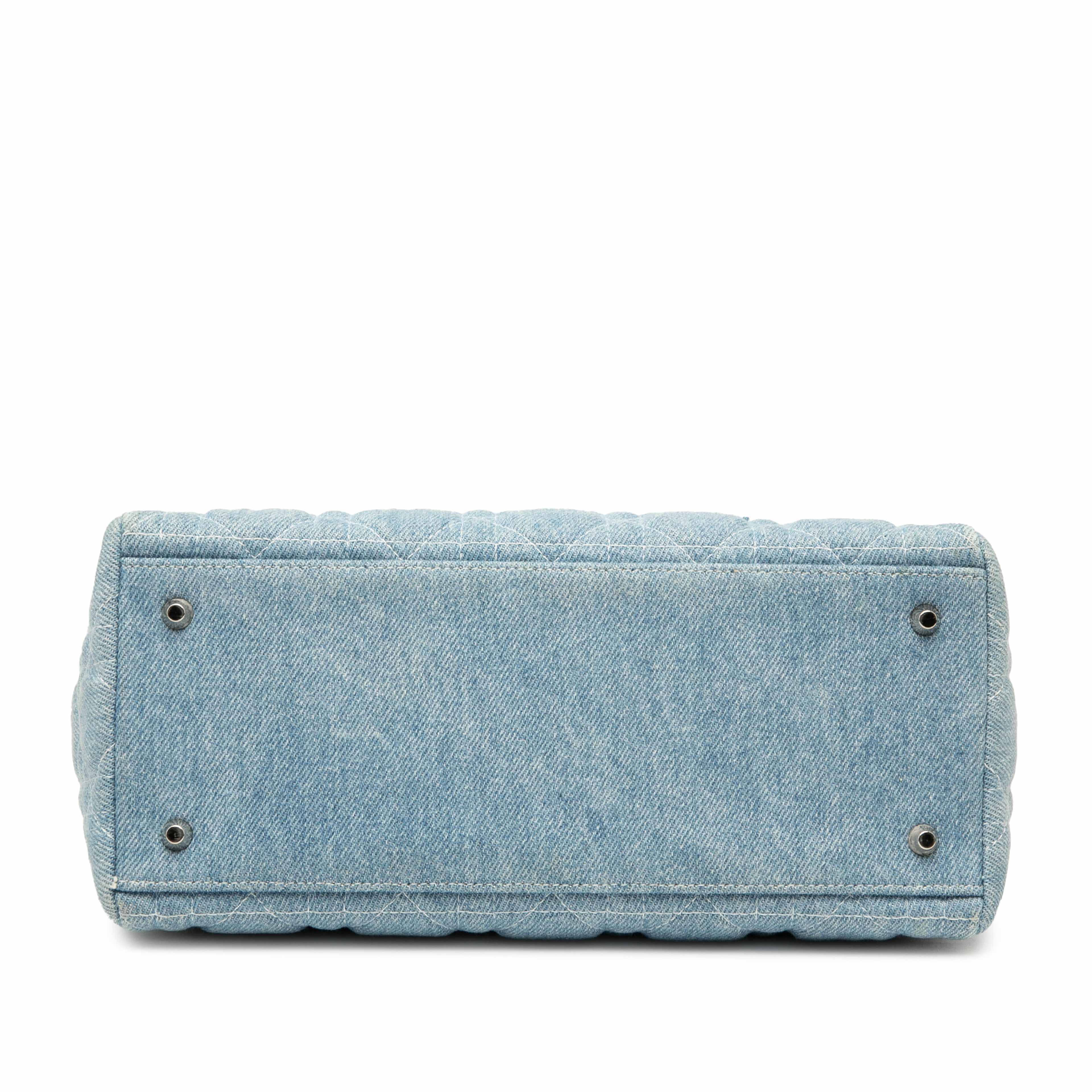 Dior Medium Denim Cannage Acrylic Handles Lady Dior, från Luxclusif, i färgen denim. Klicka för att öppna bilden i stort format