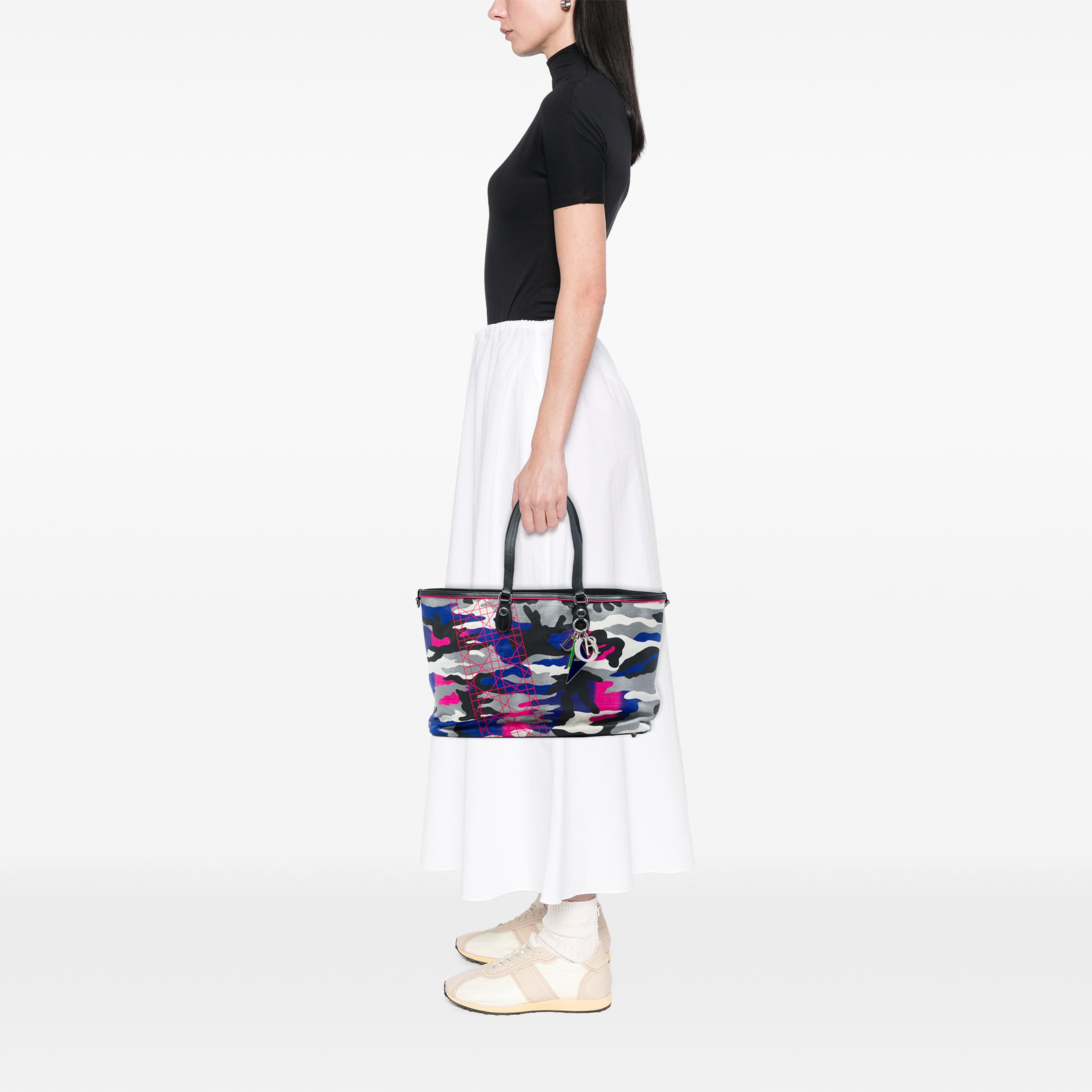 Dior Anselm Reyle Large Canvas Camouflage Tote, från Luxclusif, i färgen grå. Klicka för att öppna bilden i stort format
