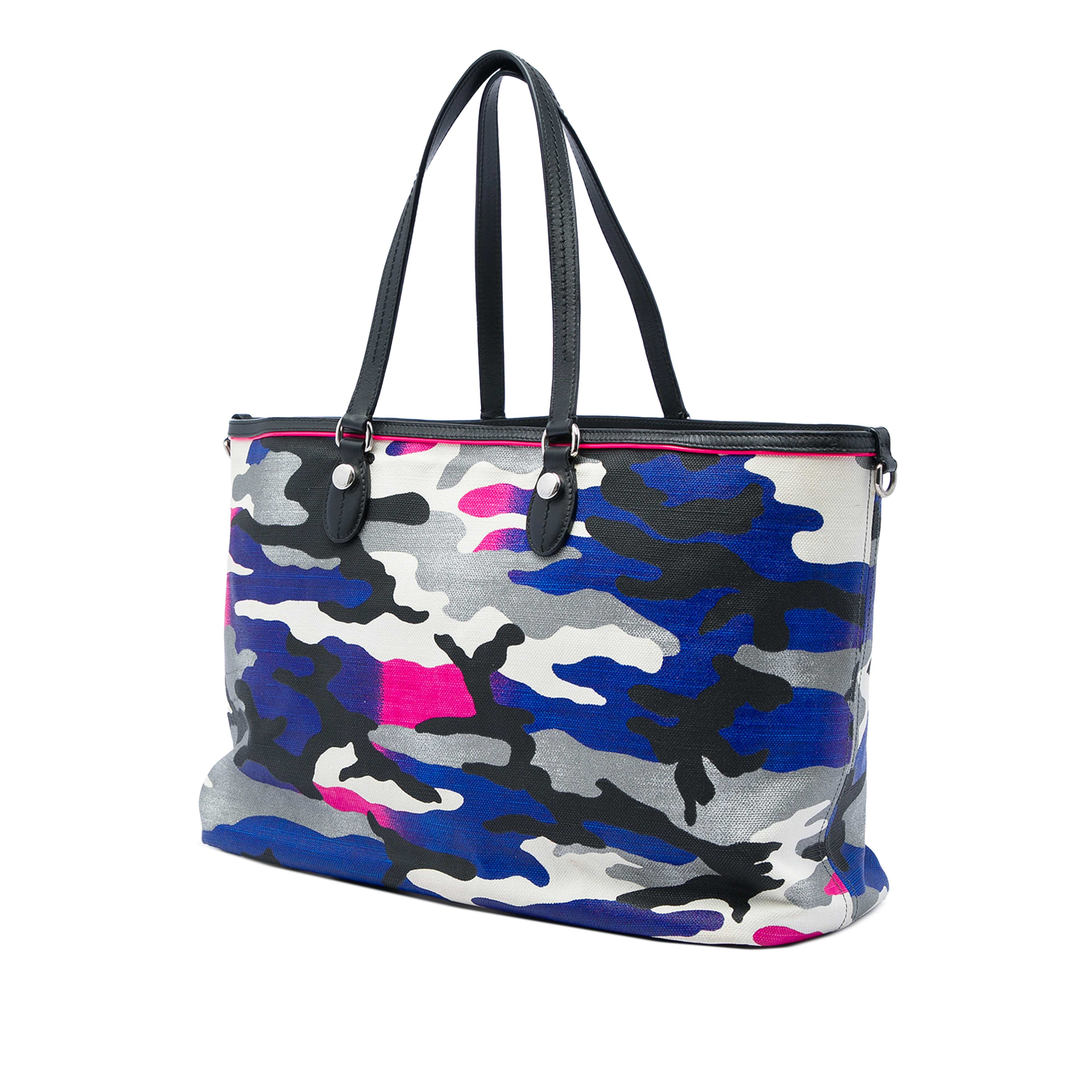 Dior Anselm Reyle Large Canvas Camouflage Tote, från Luxclusif, i färgen grå. Klicka för att öppna bilden i stort format