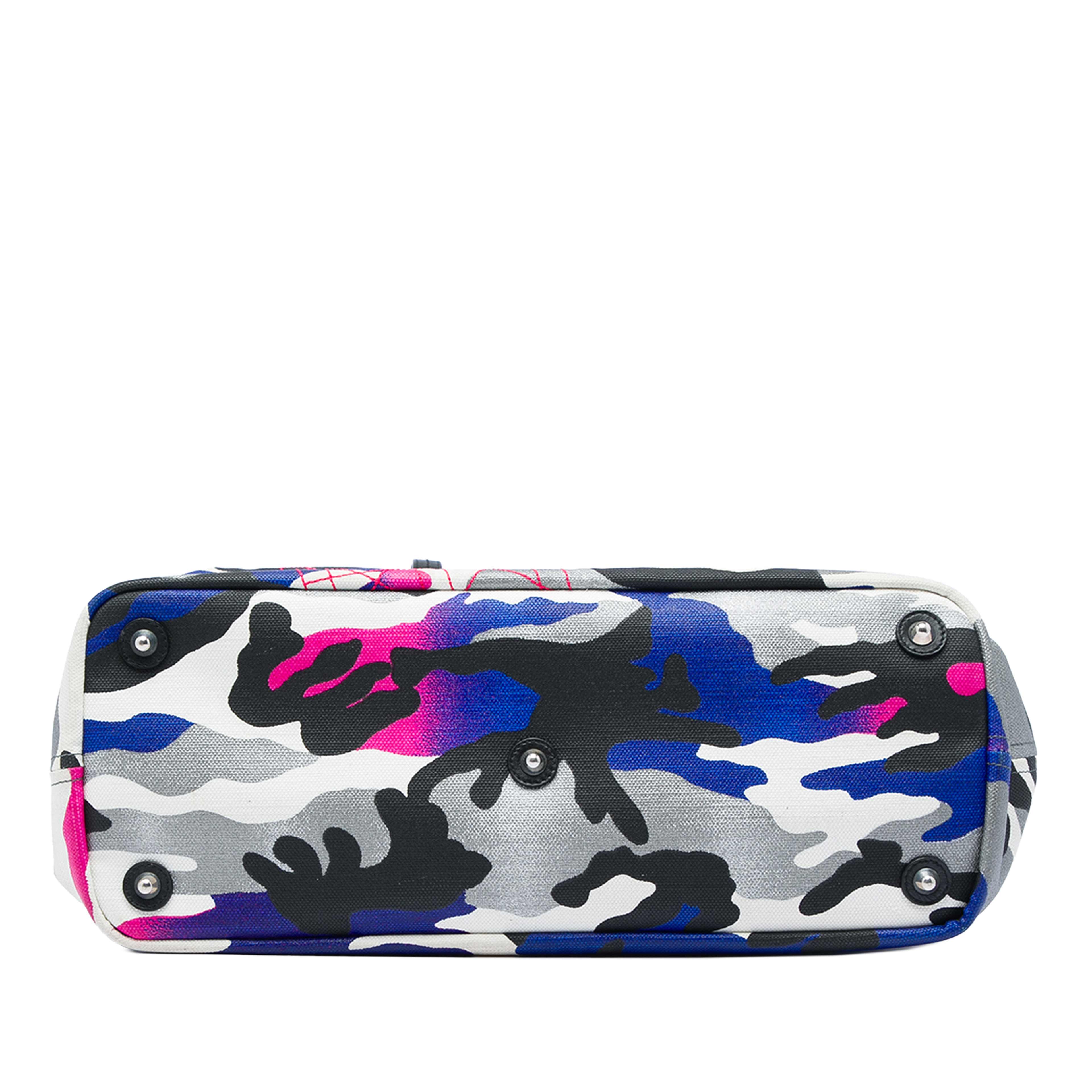 Dior Anselm Reyle Large Canvas Camouflage Tote, från Luxclusif, i färgen grå. Klicka för att öppna bilden i stort format