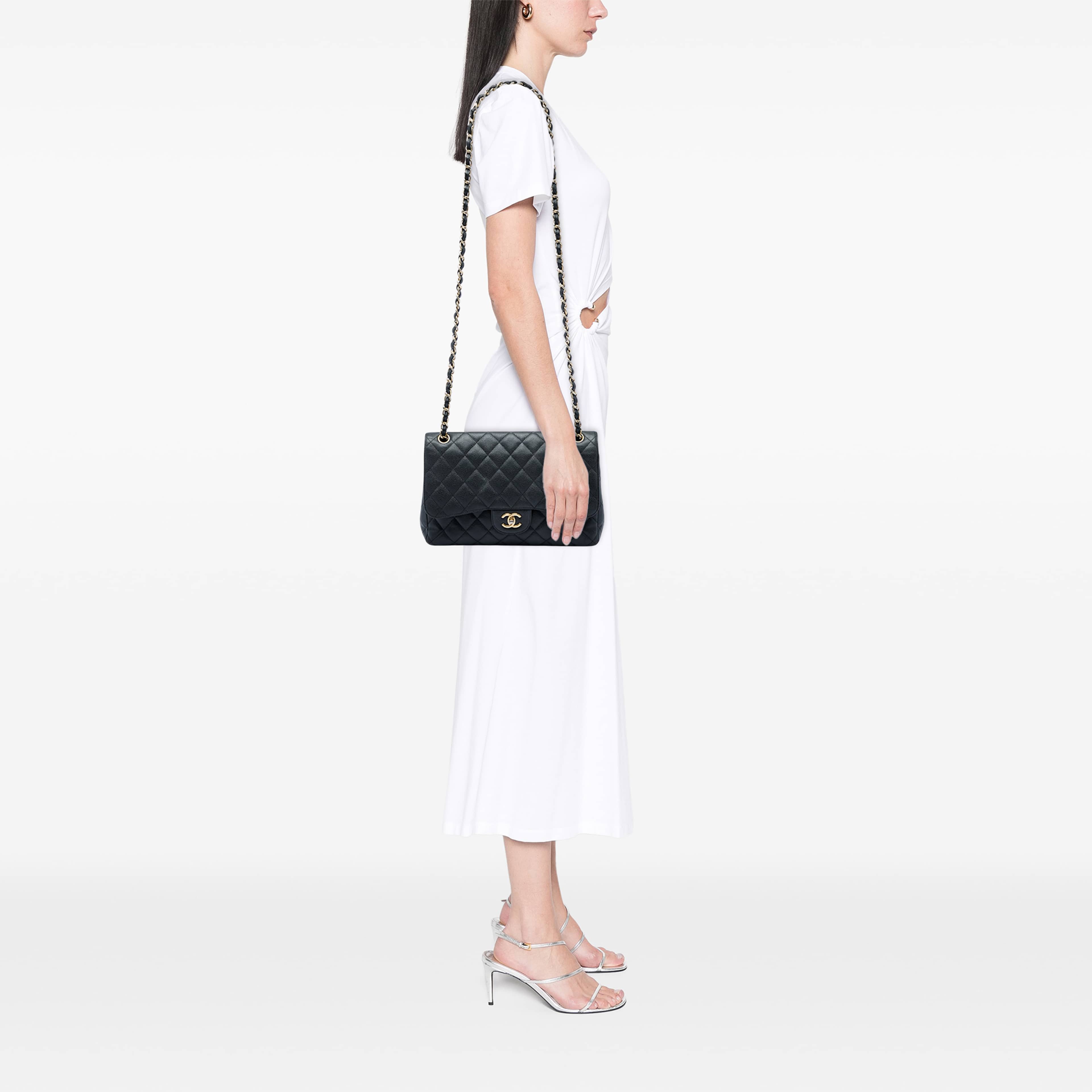 Chanel Jumbo Classic Caviar Double Flap, från Luxclusif, i färgen svart. Klicka för att öppna bilden i stort format