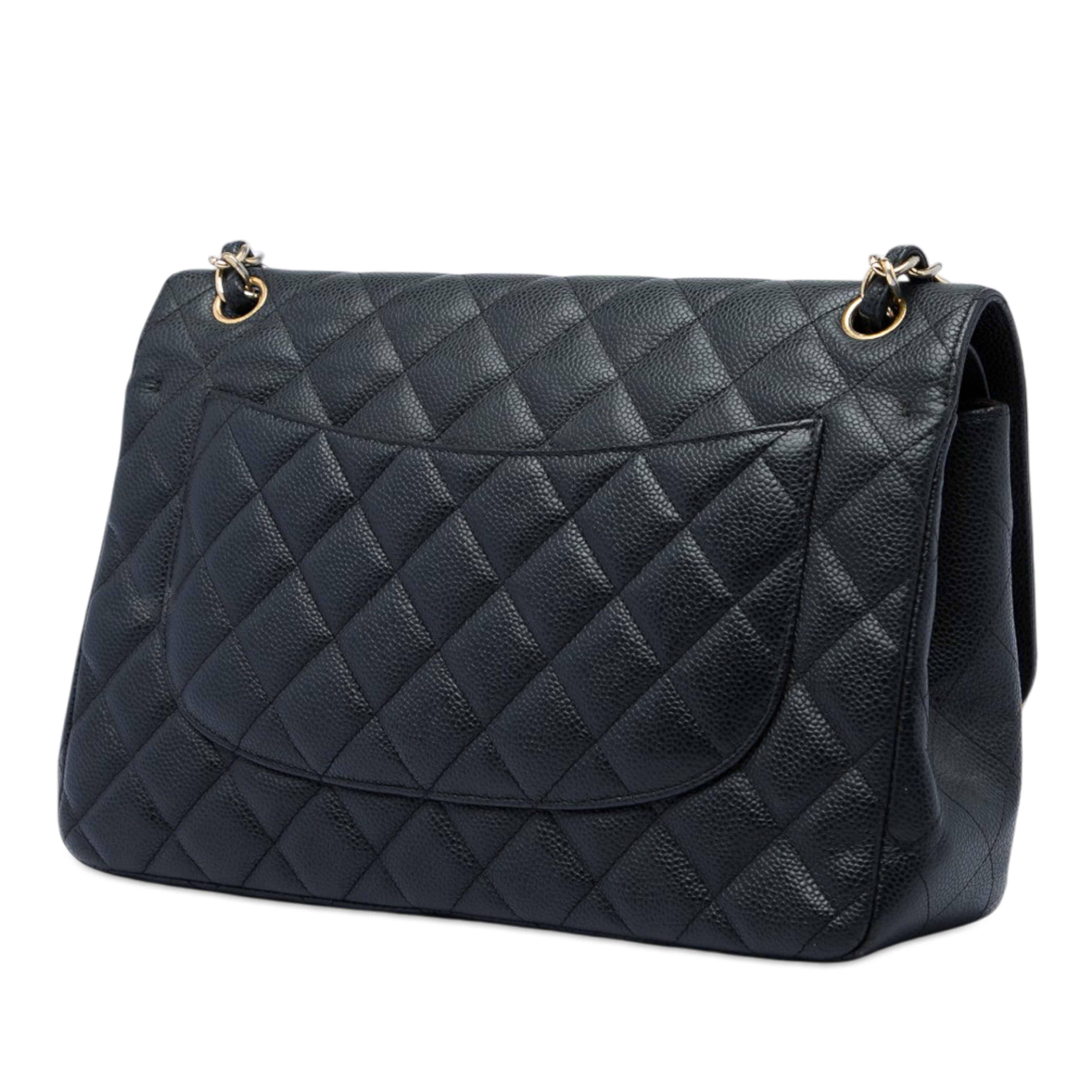Chanel Jumbo Classic Caviar Double Flap, från Luxclusif, i färgen svart. Klicka för att öppna bilden i stort format