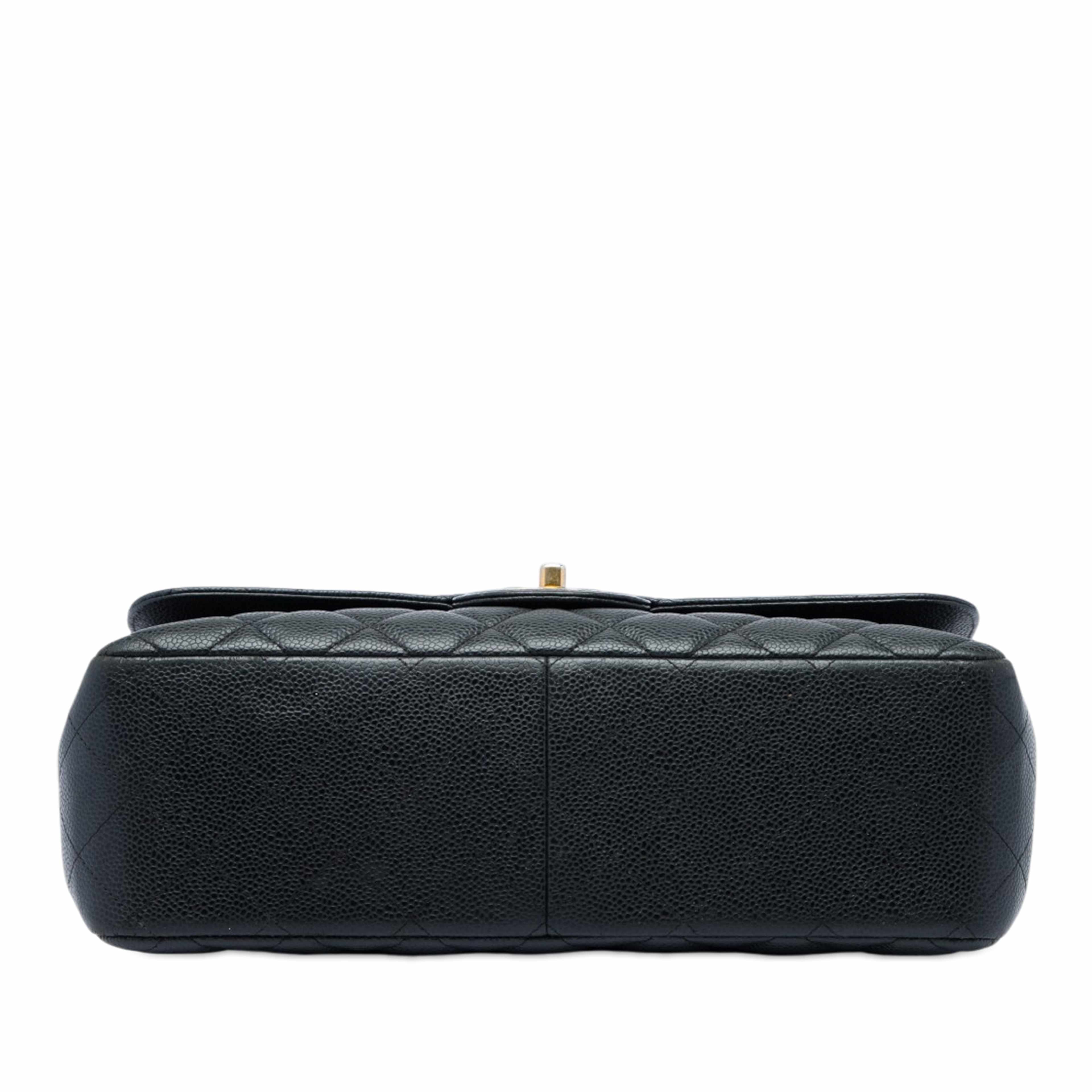 Chanel Jumbo Classic Caviar Double Flap, från Luxclusif, i färgen svart. Klicka för att öppna bilden i stort format