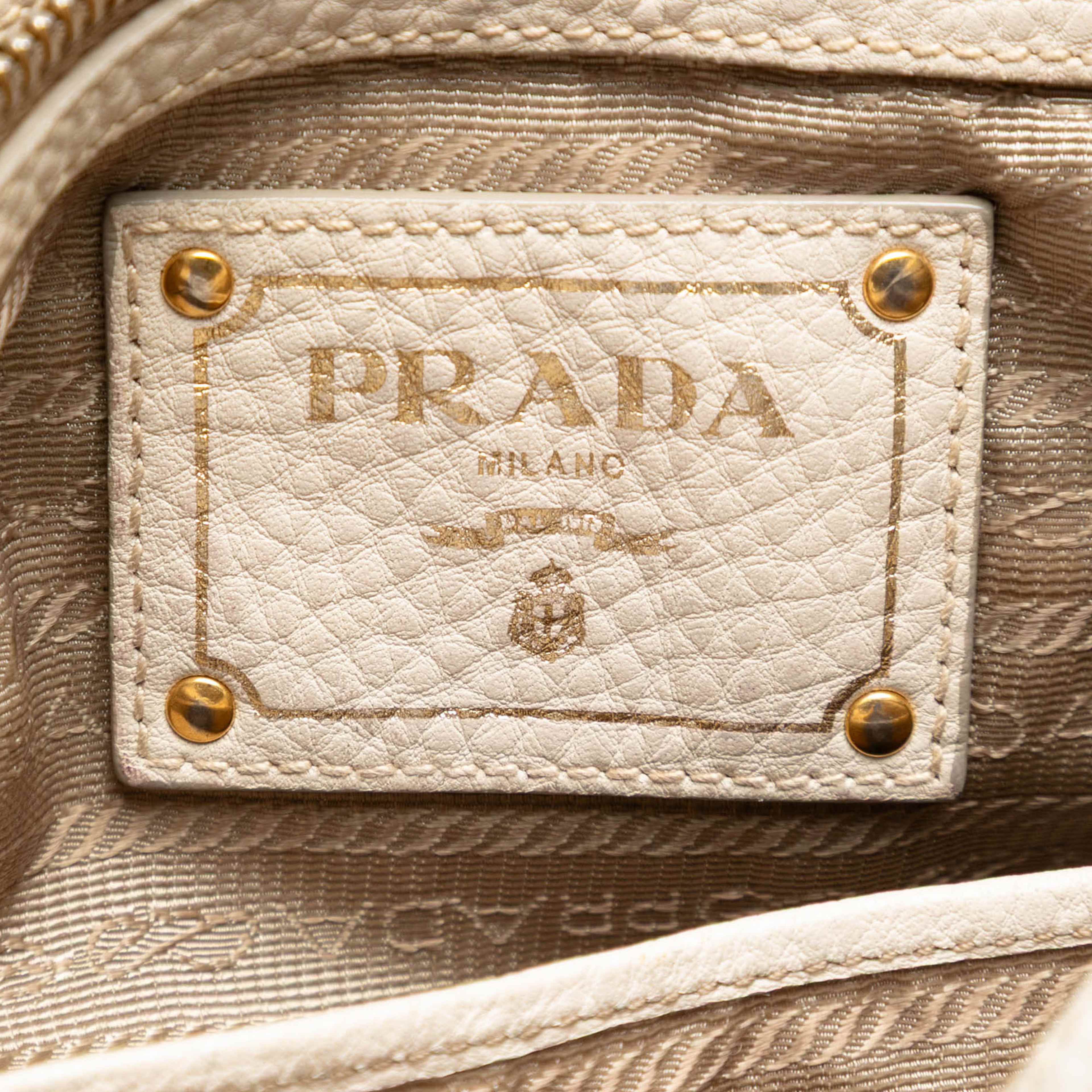 Prada Vitello Daino Trimmed Canvas Canapa Logo Satchel, från Luxclusif, i färgen brun. Klicka för att öppna bilden i stort format