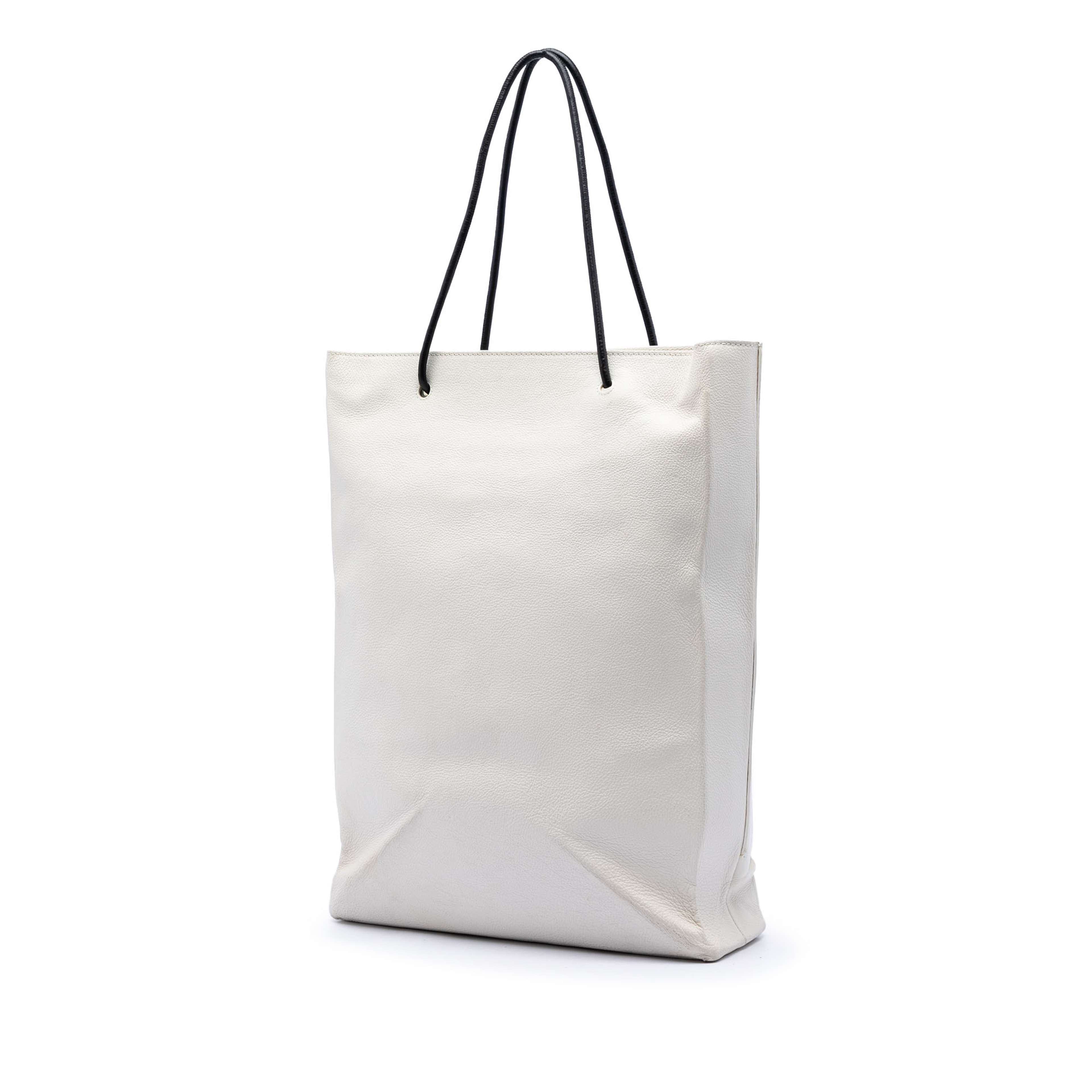Balenciaga Large Calfskin Logo North South Shopping Tote, från Luxclusif, i färgen white. Klicka för att öppna bilden i stort format