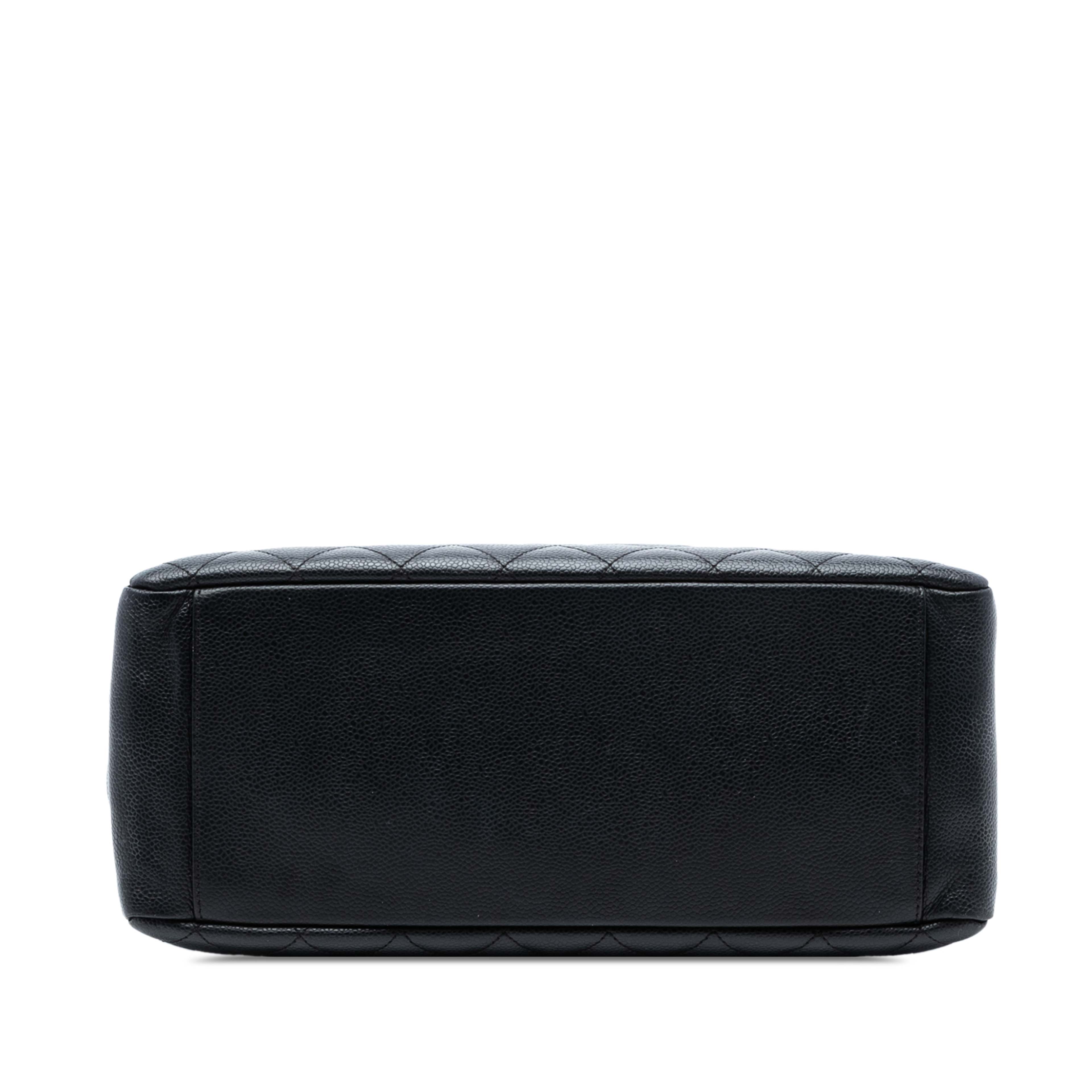 Chanel Caviar Grand Shopping Tote, från Luxclusif, i färgen black. Klicka för att öppna bilden i stort format