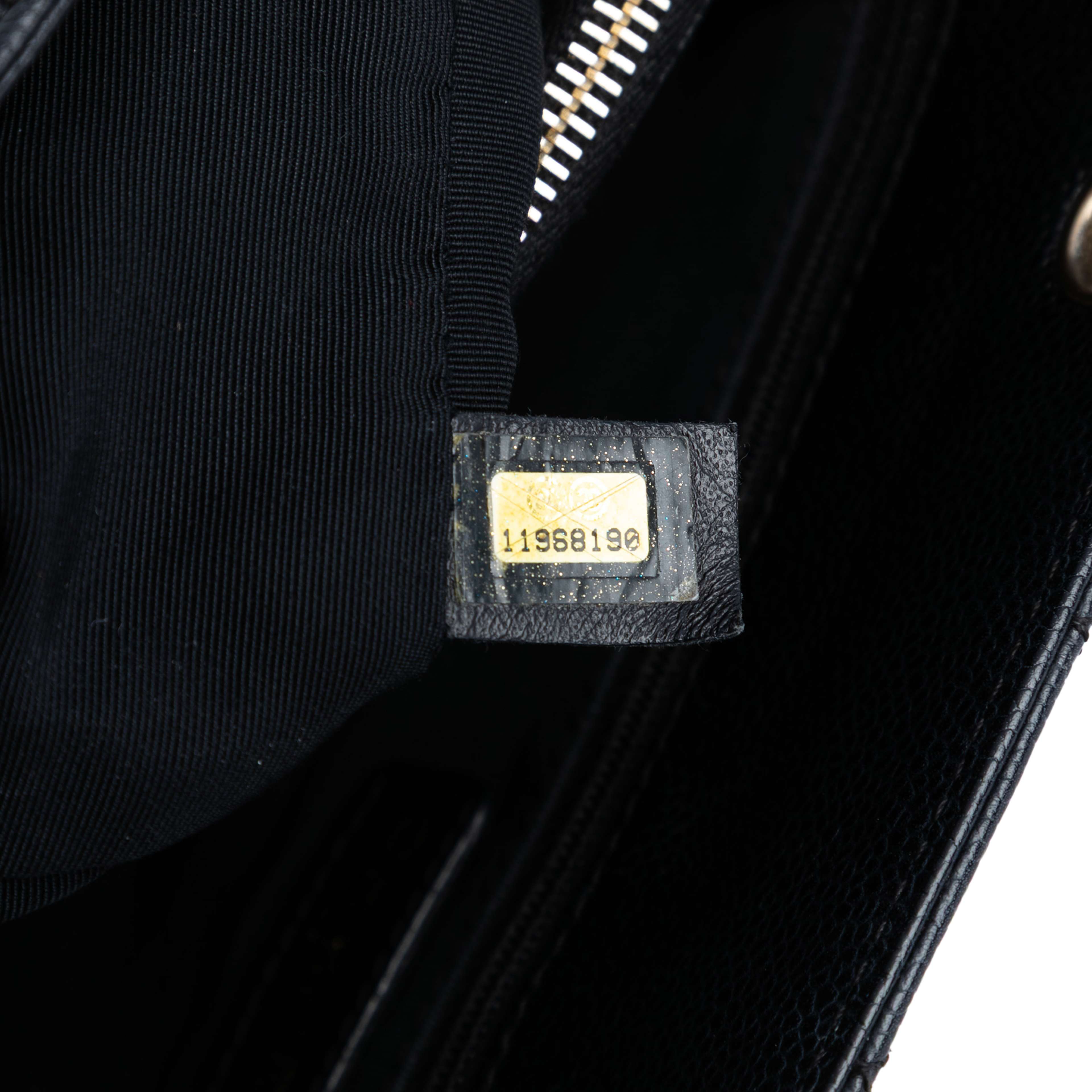 Chanel Caviar Grand Shopping Tote, från Luxclusif, i färgen black. Klicka för att öppna bilden i stort format