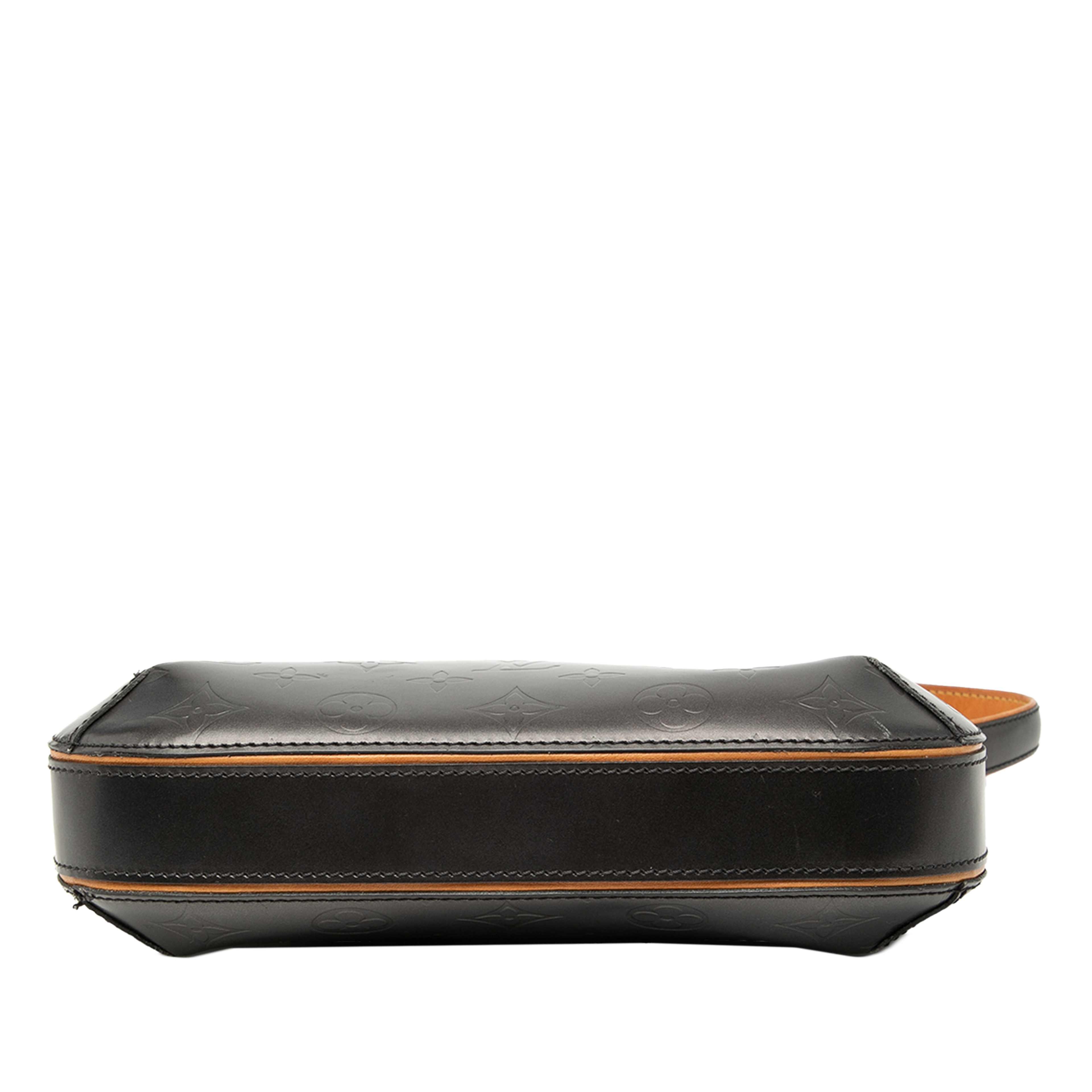 Louis Vuitton Monogram Mat Fowler, från Luxclusif, i färgen grå. Klicka för att öppna bilden i stort format