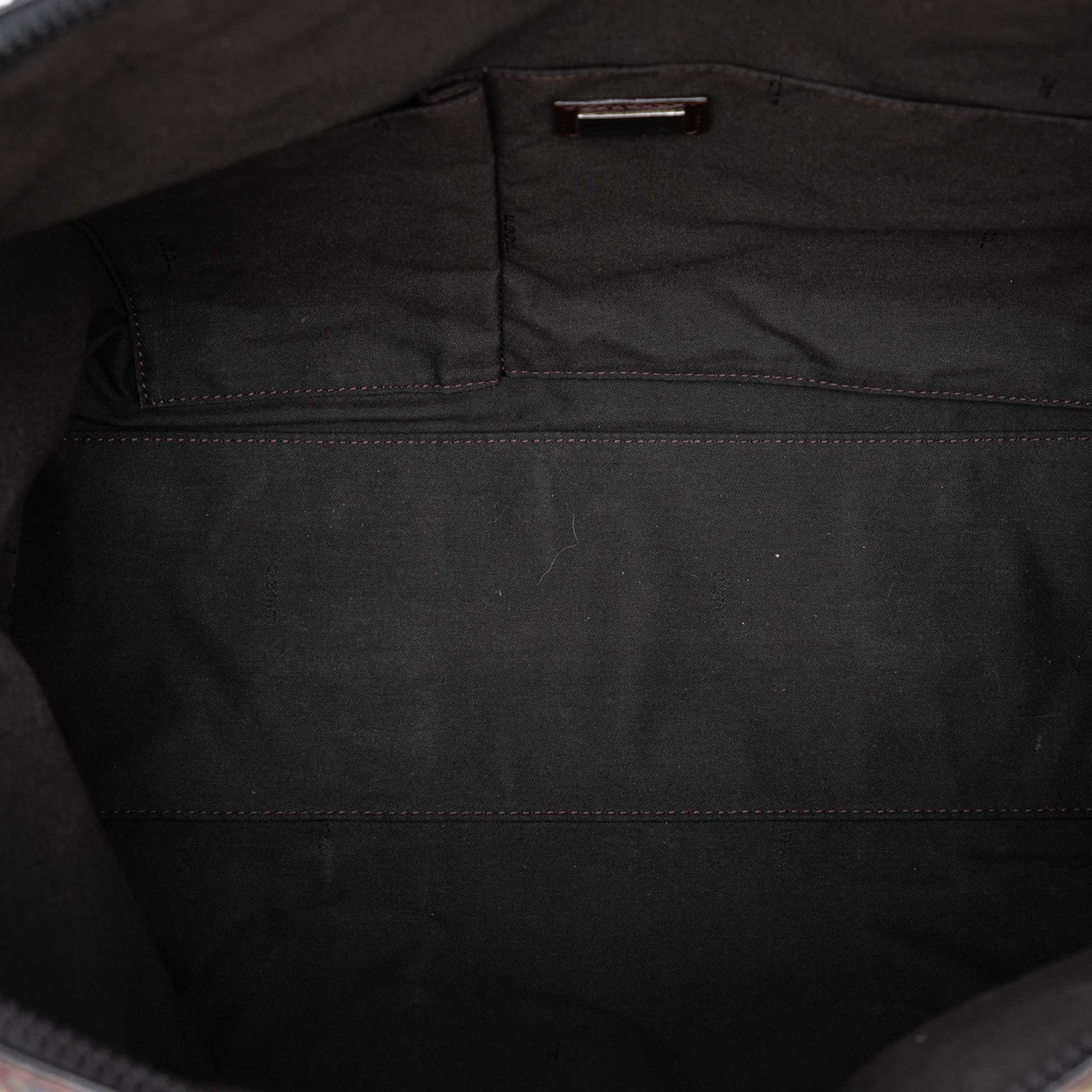 Fendi Large Zucca Coated Canvas B Mix Tote, från Luxclusif, i färgen svart. Klicka för att öppna bilden i stort format