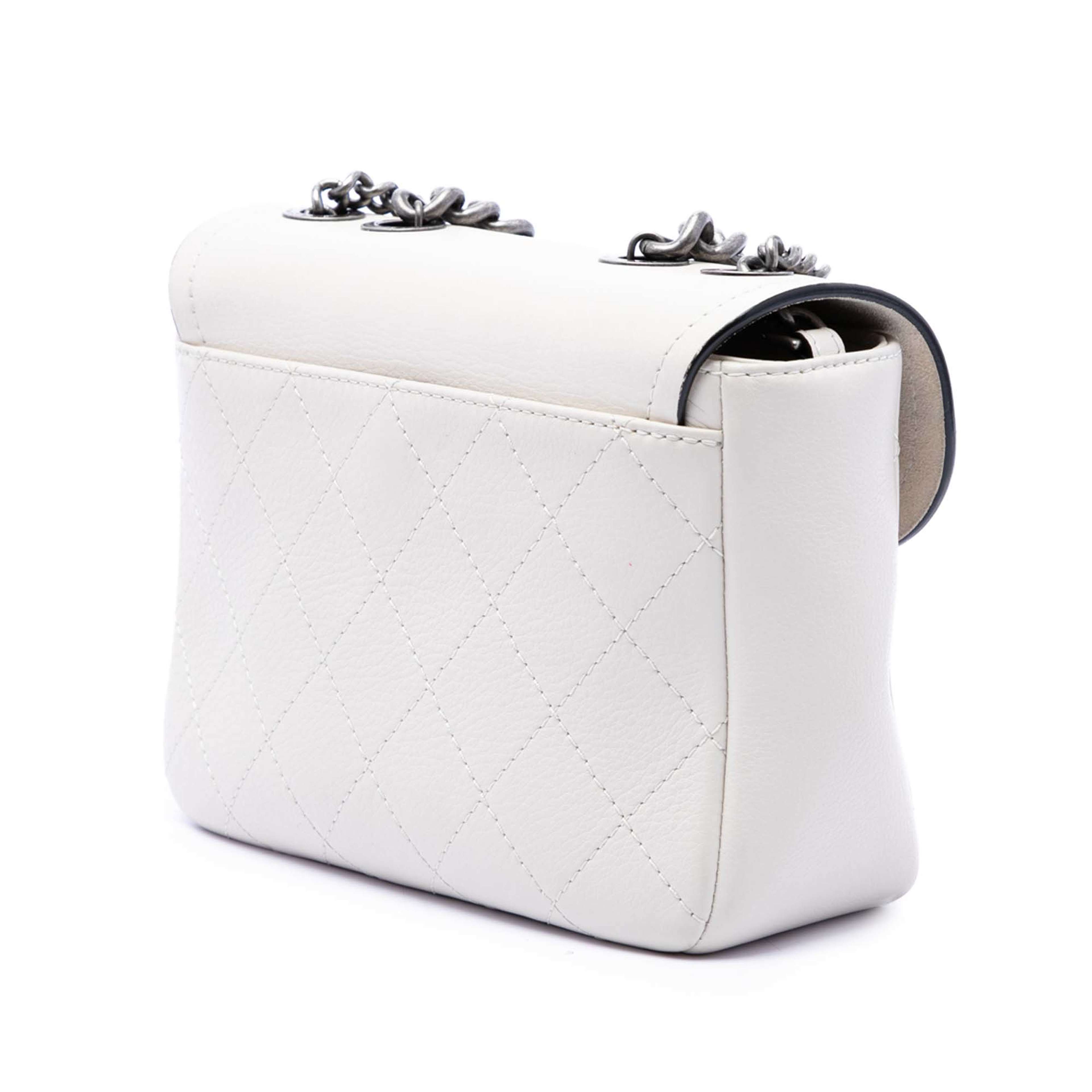 Chanel Paris Greece Calfskin Archi Chic Flap, från Luxclusif, i färgen vit. Klicka för att öppna bilden i stort format