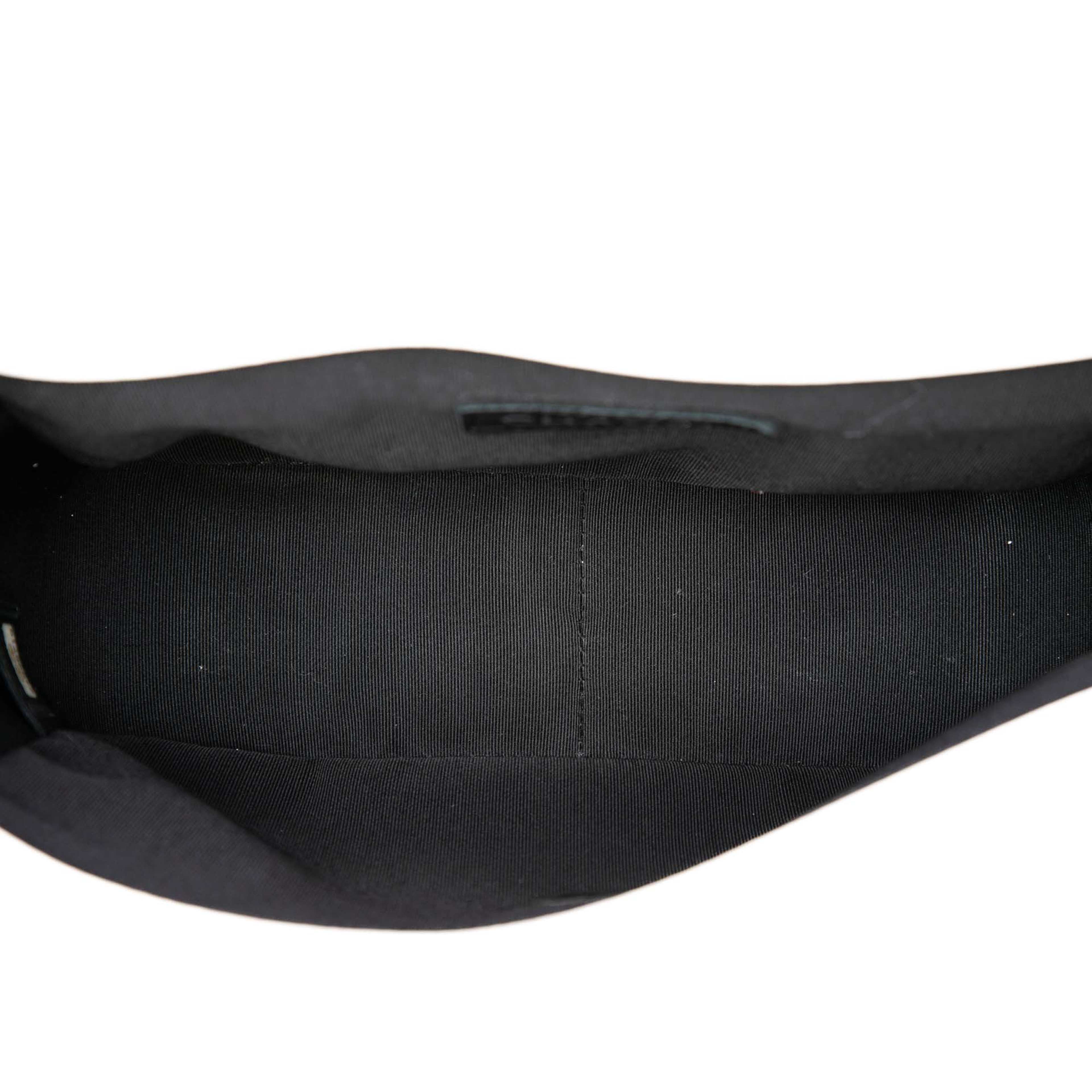 Chanel Paris Greece Calfskin Archi Chic Flap, från Luxclusif, i färgen vit. Klicka för att öppna bilden i stort format