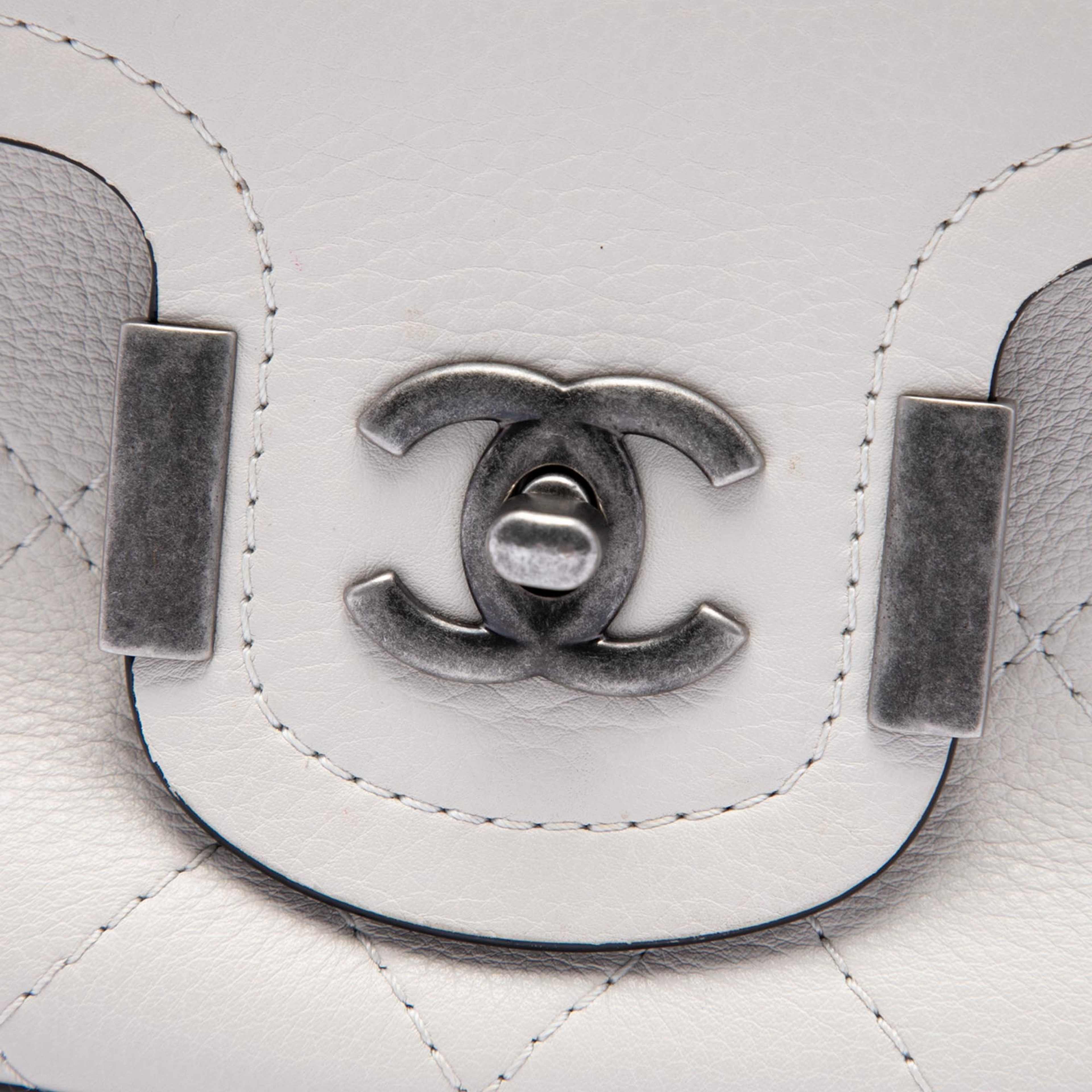 Chanel Paris Greece Calfskin Archi Chic Flap, från Luxclusif, i färgen vit. Klicka för att öppna bilden i stort format