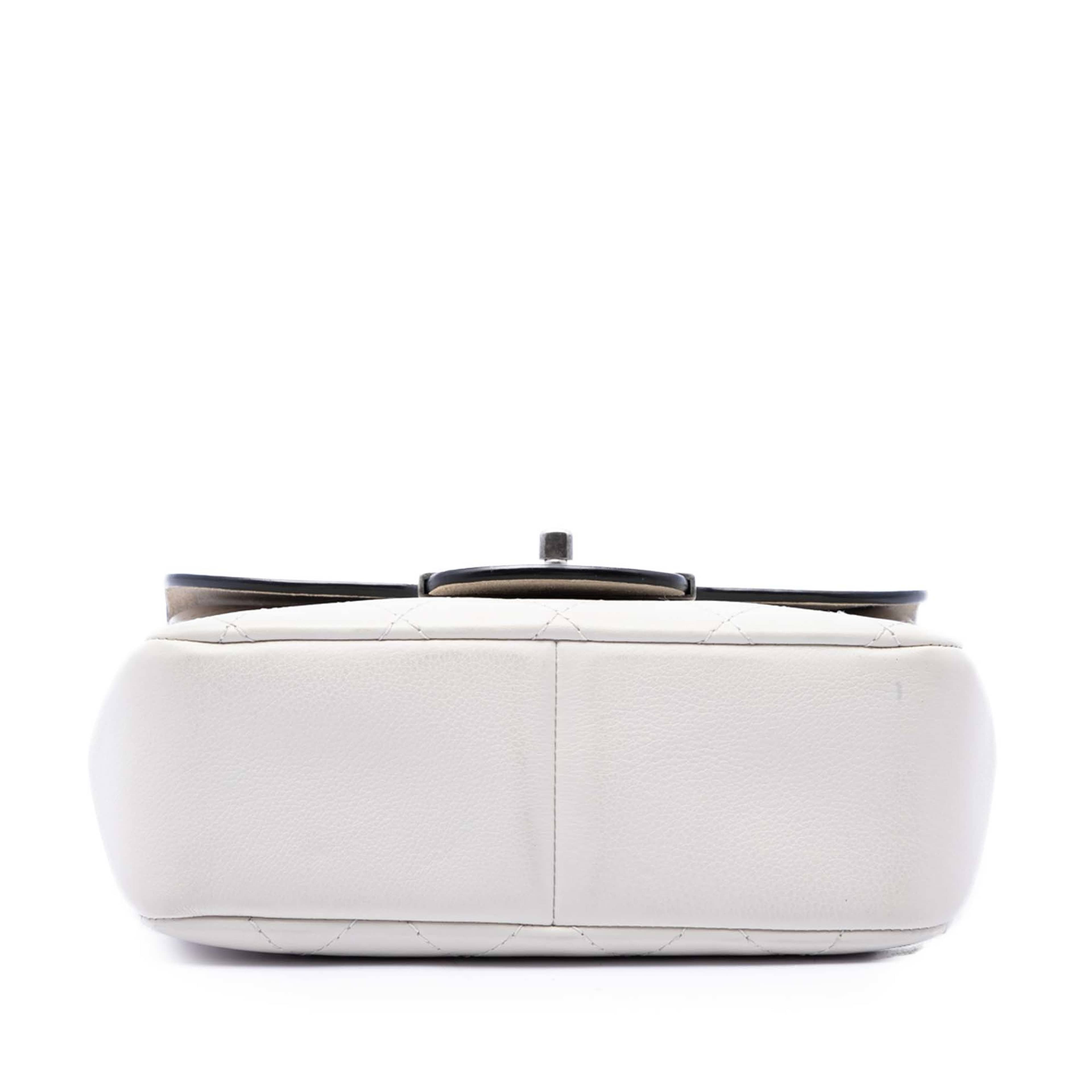 Chanel Paris Greece Calfskin Archi Chic Flap, från Luxclusif, i färgen vit. Klicka för att öppna bilden i stort format