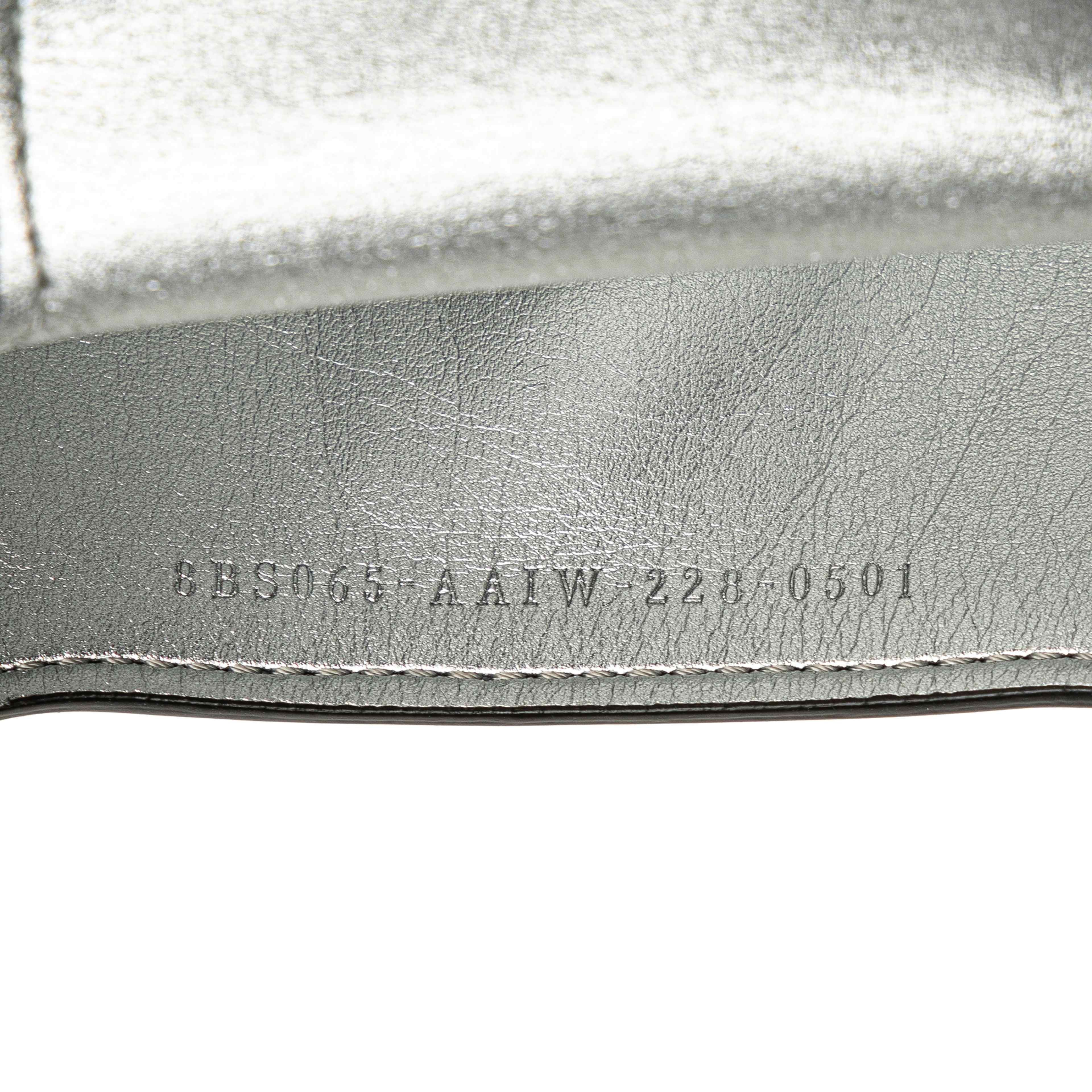 Fendi Mini Leather Cookie Hobo, från Luxclusif, i färgen light blue. Klicka för att öppna bilden i stort format