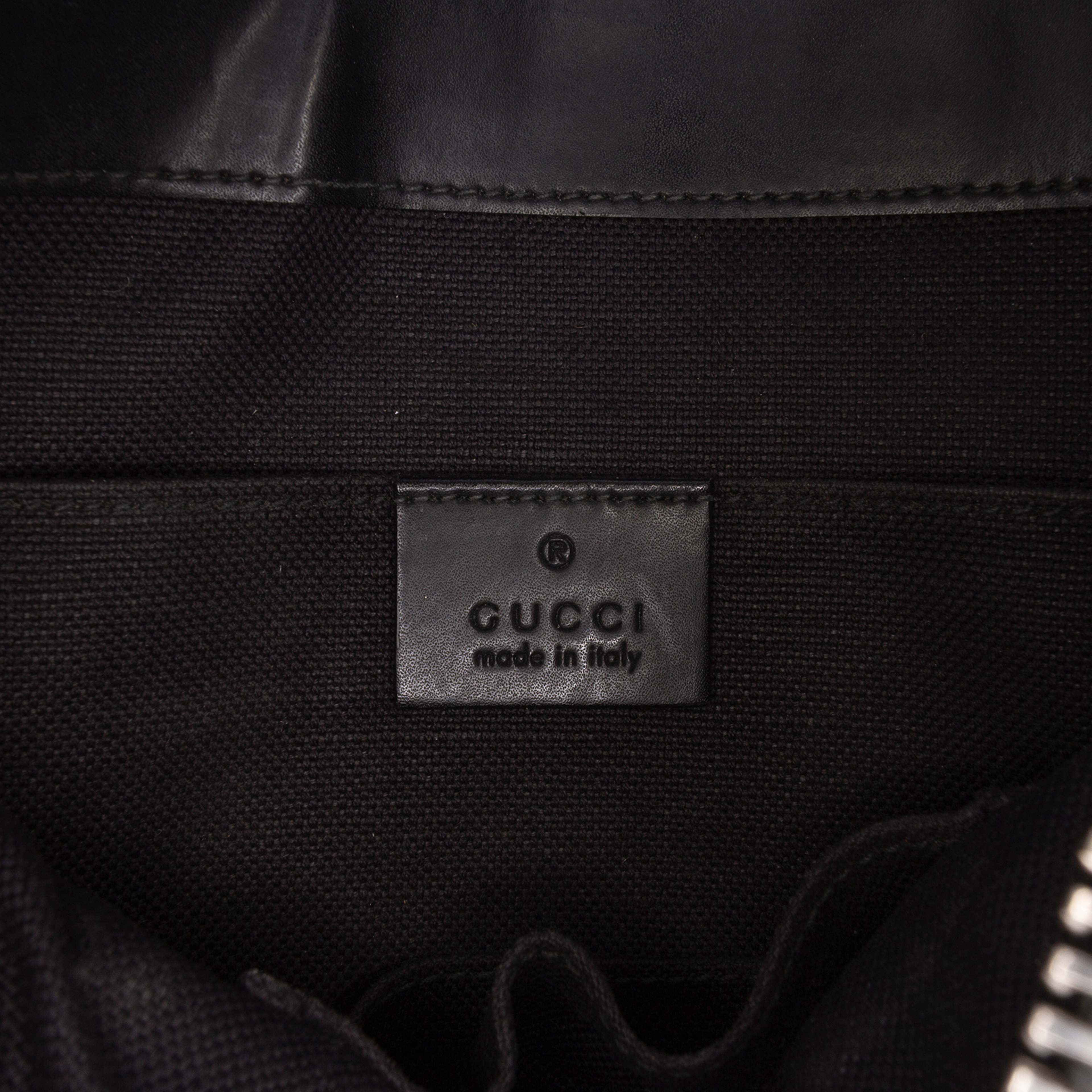 Gucci Small Gg Supreme Web Messenger Bag, från Luxclusif, i färgen svart. Klicka för att öppna bilden i stort format