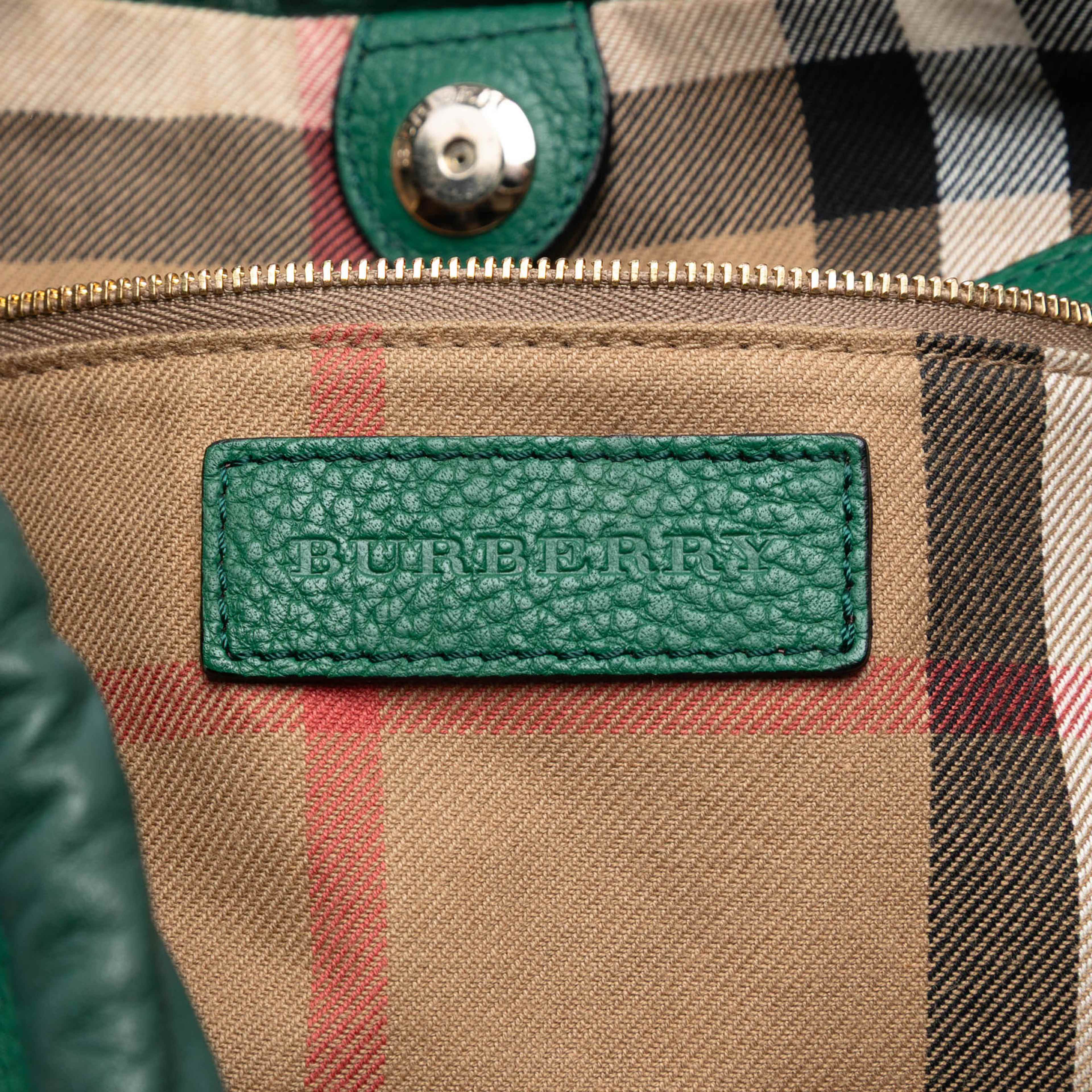 Burberry Leather Big Crush Convertible Tote, från Luxclusif, i färgen green. Klicka för att öppna bilden i stort format