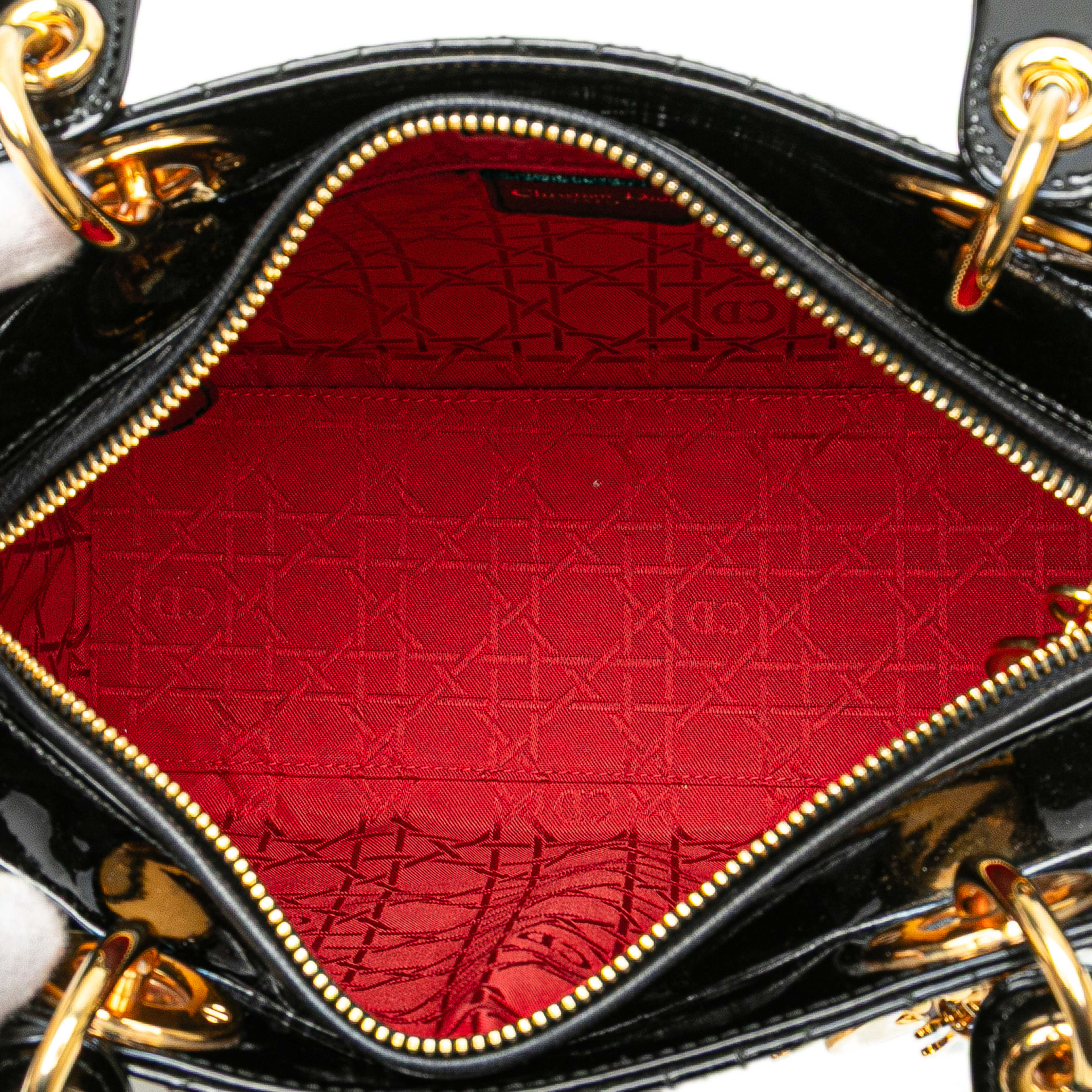 Dior Medium Patent Cannage Lady Dior, från Luxclusif, i färgen black. Klicka för att öppna bilden i stort format