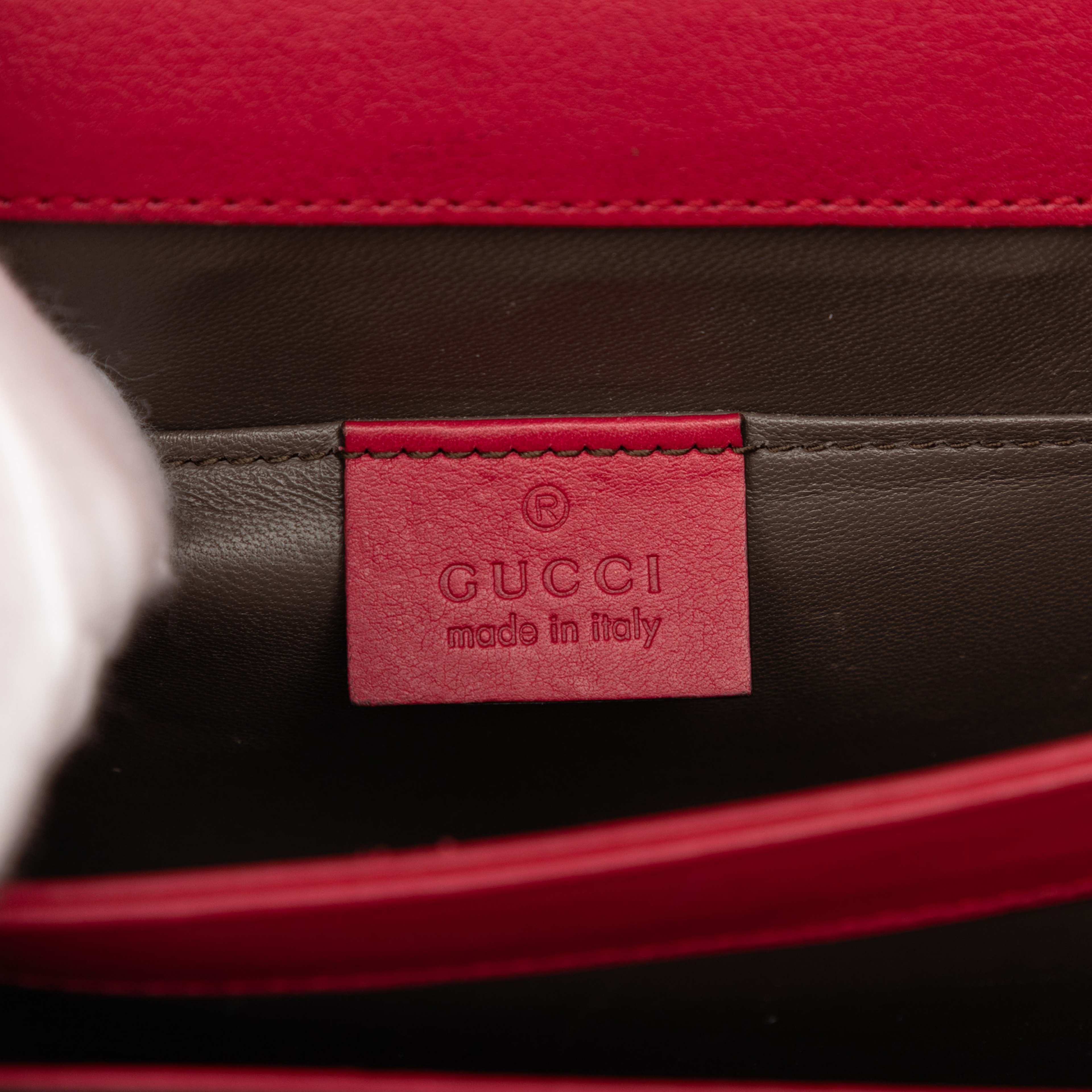 Gucci Small Polished Calfskin Interlocking G Dollar Crossbody, från Luxclusif, i färgen red. Klicka för att öppna bilden i stort format