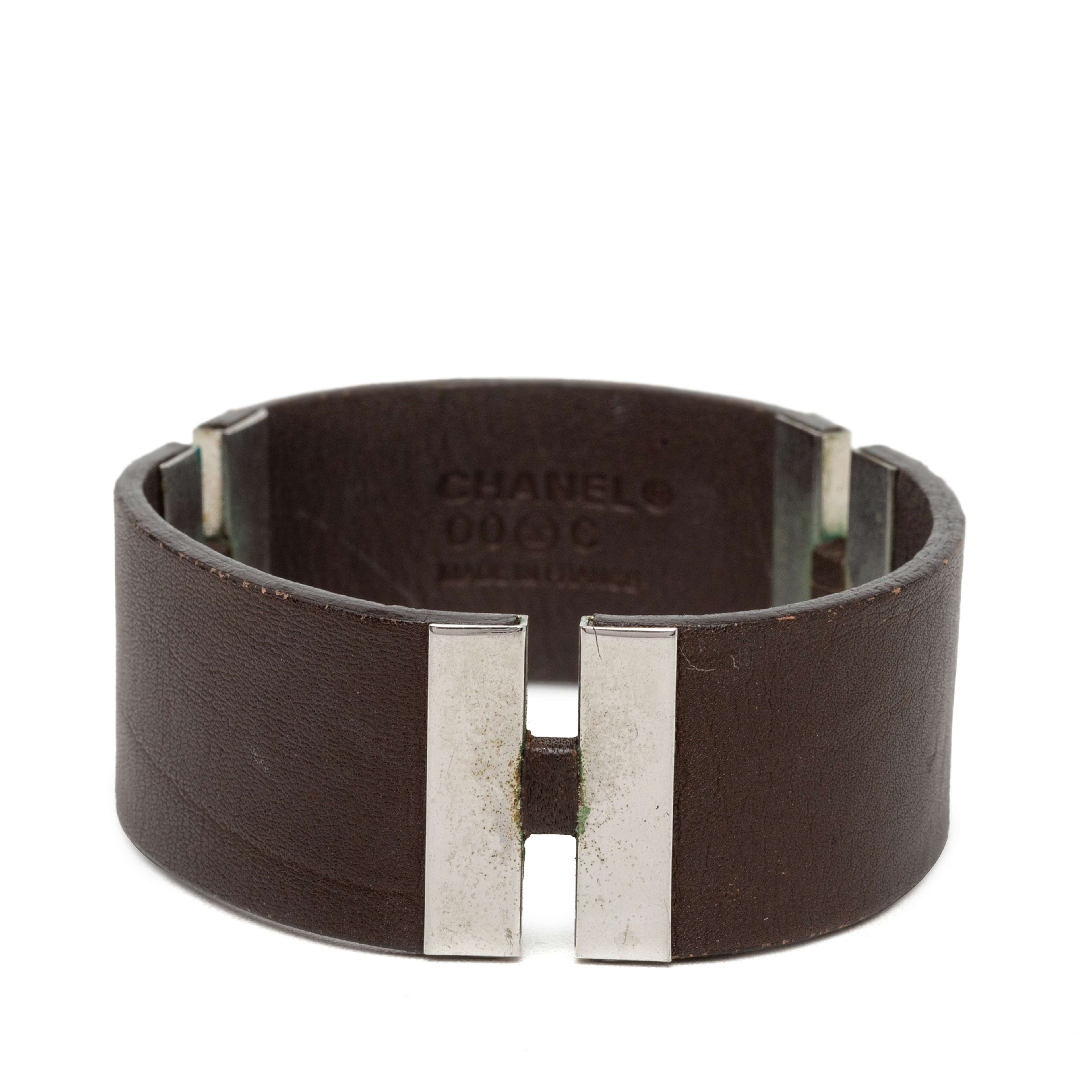 Chanel Debossed Leather And Brass Logo Cuff Bracelet, från Luxclusif, i färgen brun. Klicka för att öppna bilden i stort format