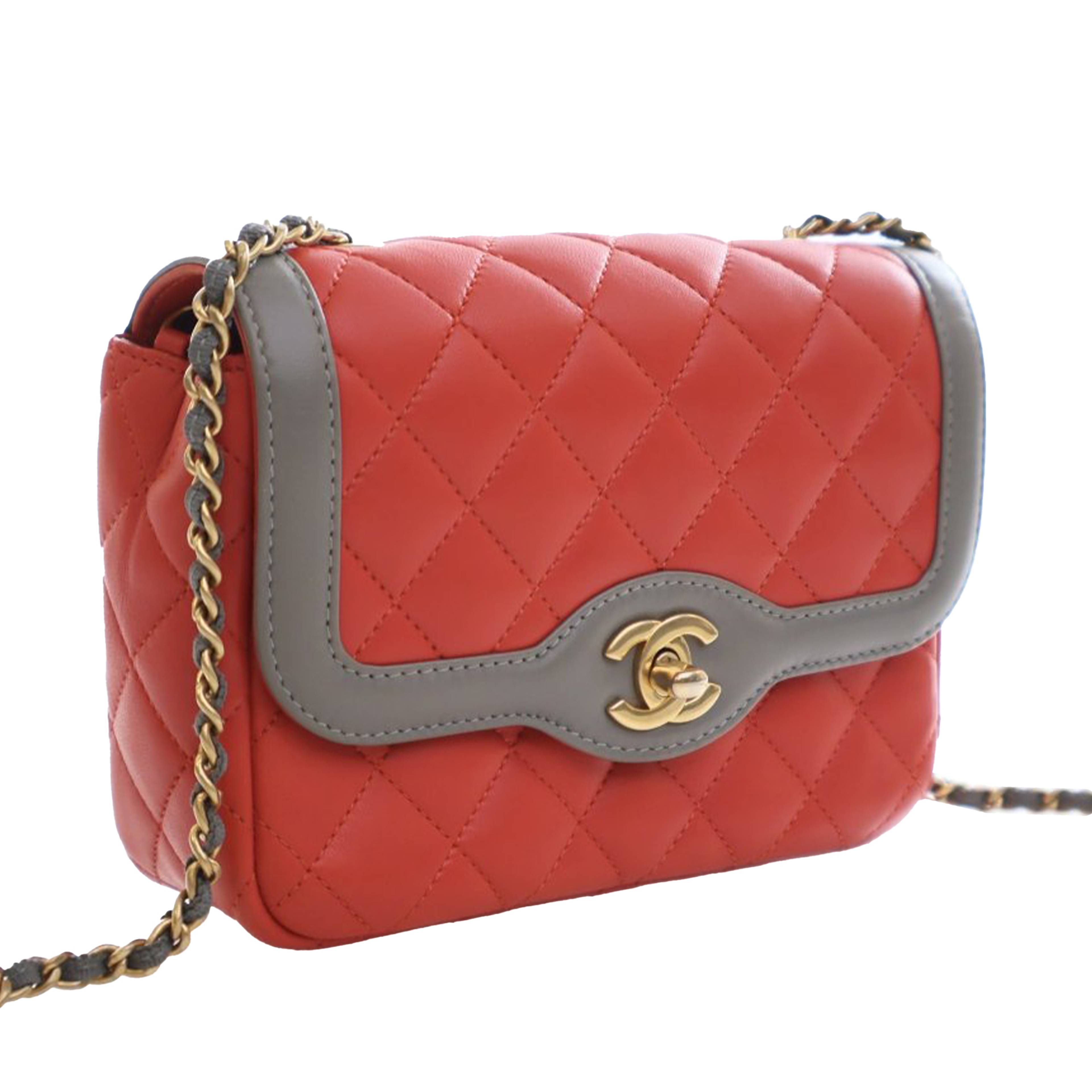 Chanel Mini Quilted Lambskin Two Tone Day Flap, från Luxclusif, i färgen grå. Klicka för att öppna bilden i stort format