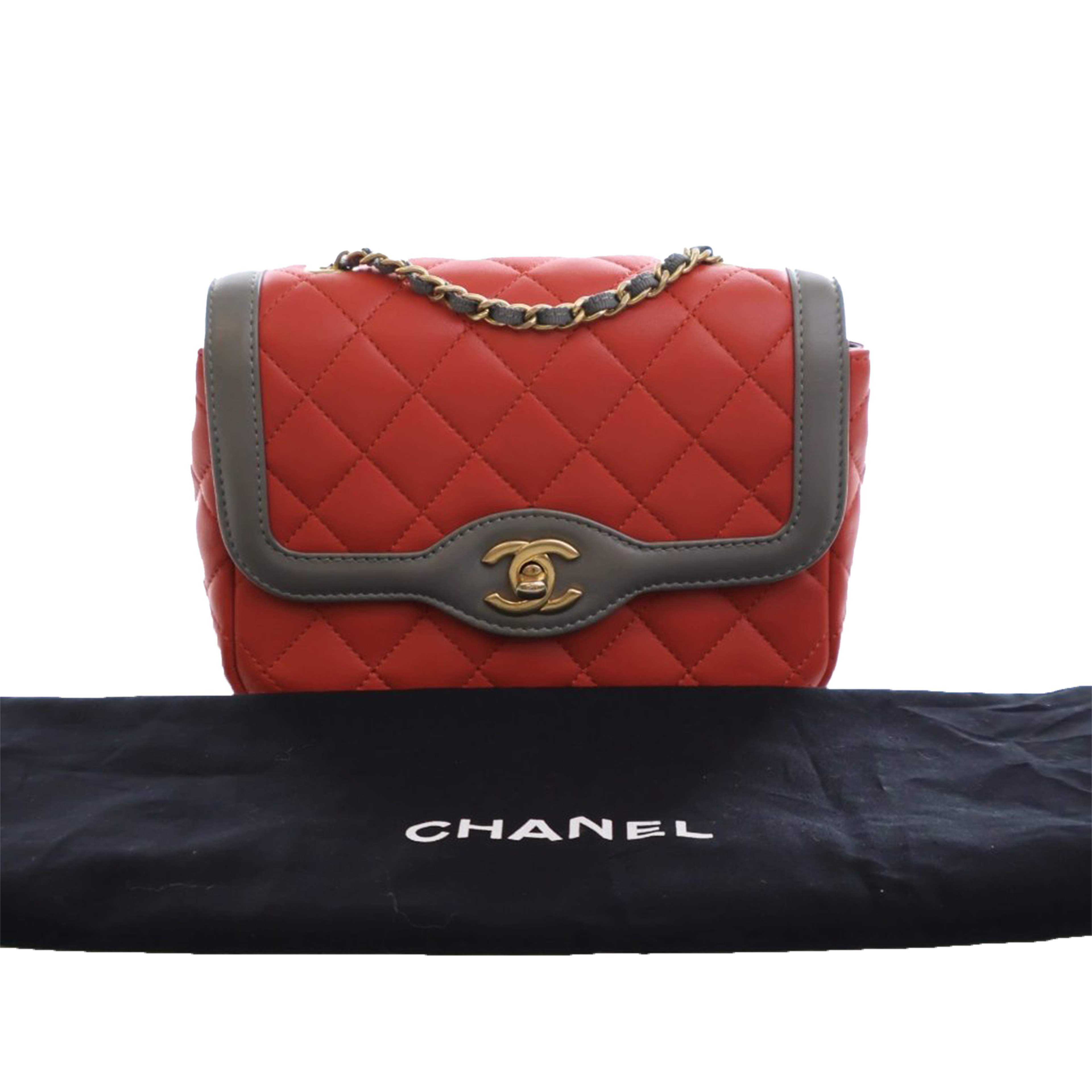 Chanel Mini Quilted Lambskin Two Tone Day Flap, från Luxclusif, i färgen grå. Klicka för att öppna bilden i stort format