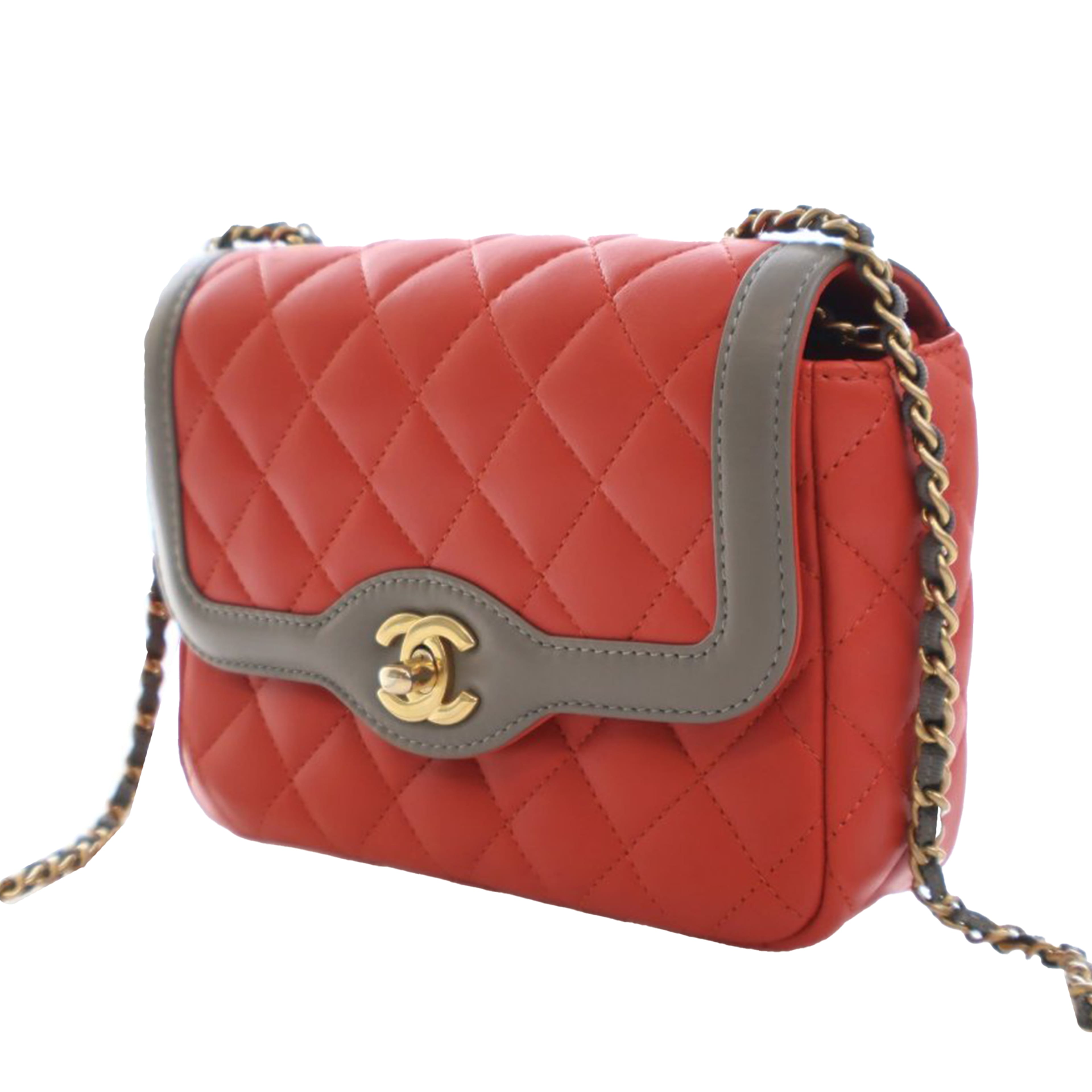 Chanel Mini Quilted Lambskin Two Tone Day Flap, från Luxclusif, i färgen grå. Klicka för att öppna bilden i stort format