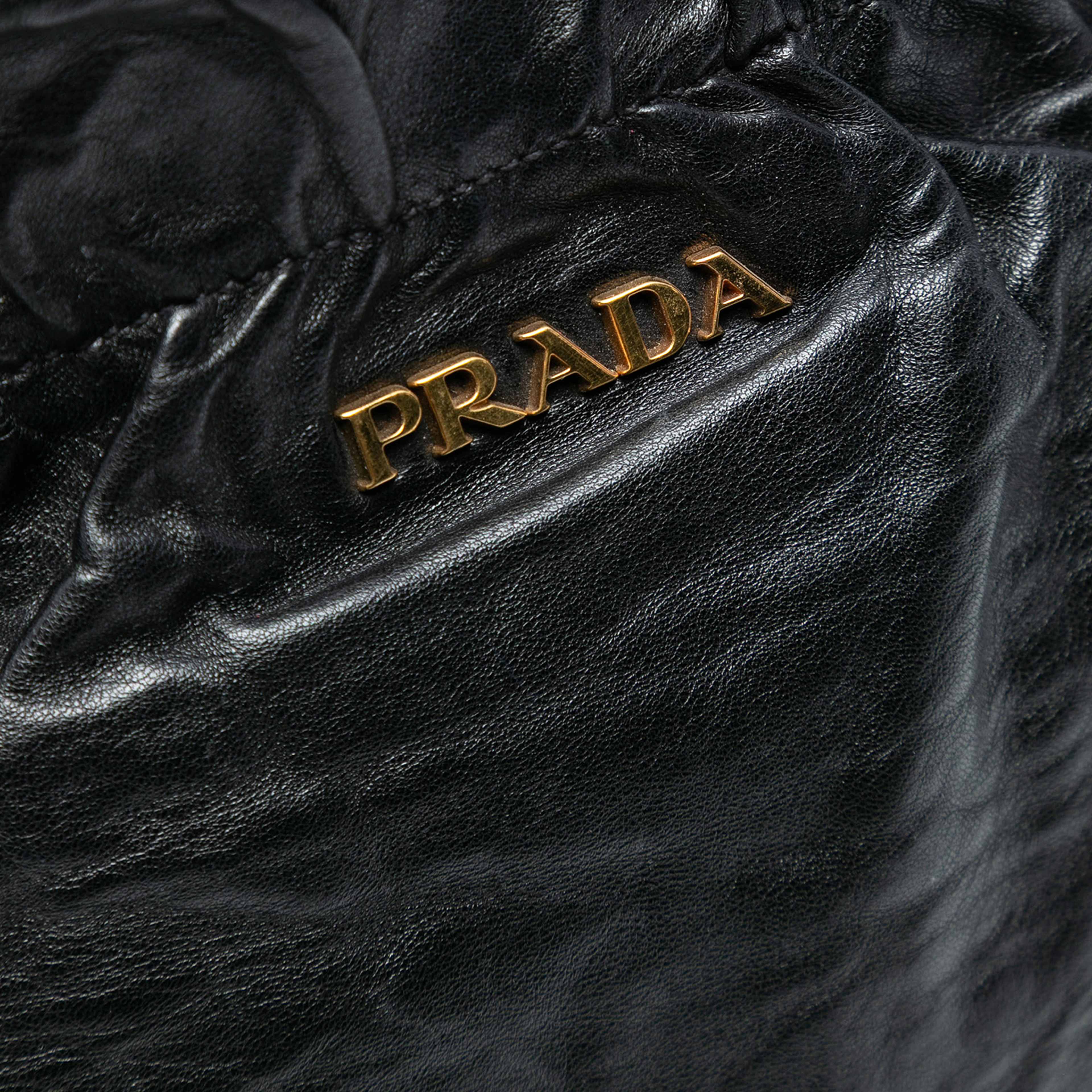 Prada Nappa Antique Bow Satchel, från Luxclusif, i färgen black. Klicka för att öppna bilden i stort format