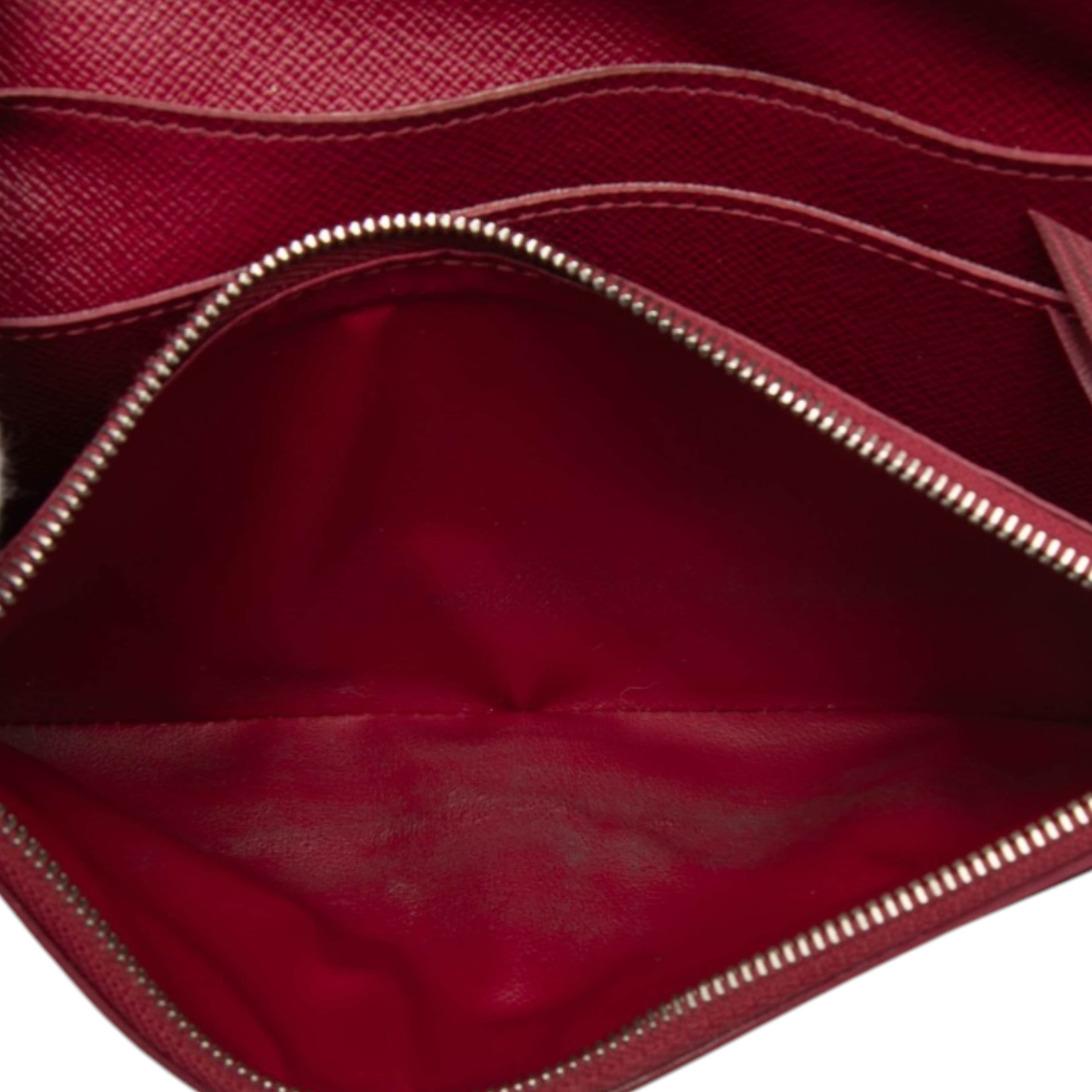 Louis Vuitton Epi Emilie Wallet, från Luxclusif, i färgen dark pink. Klicka för att öppna bilden i stort format