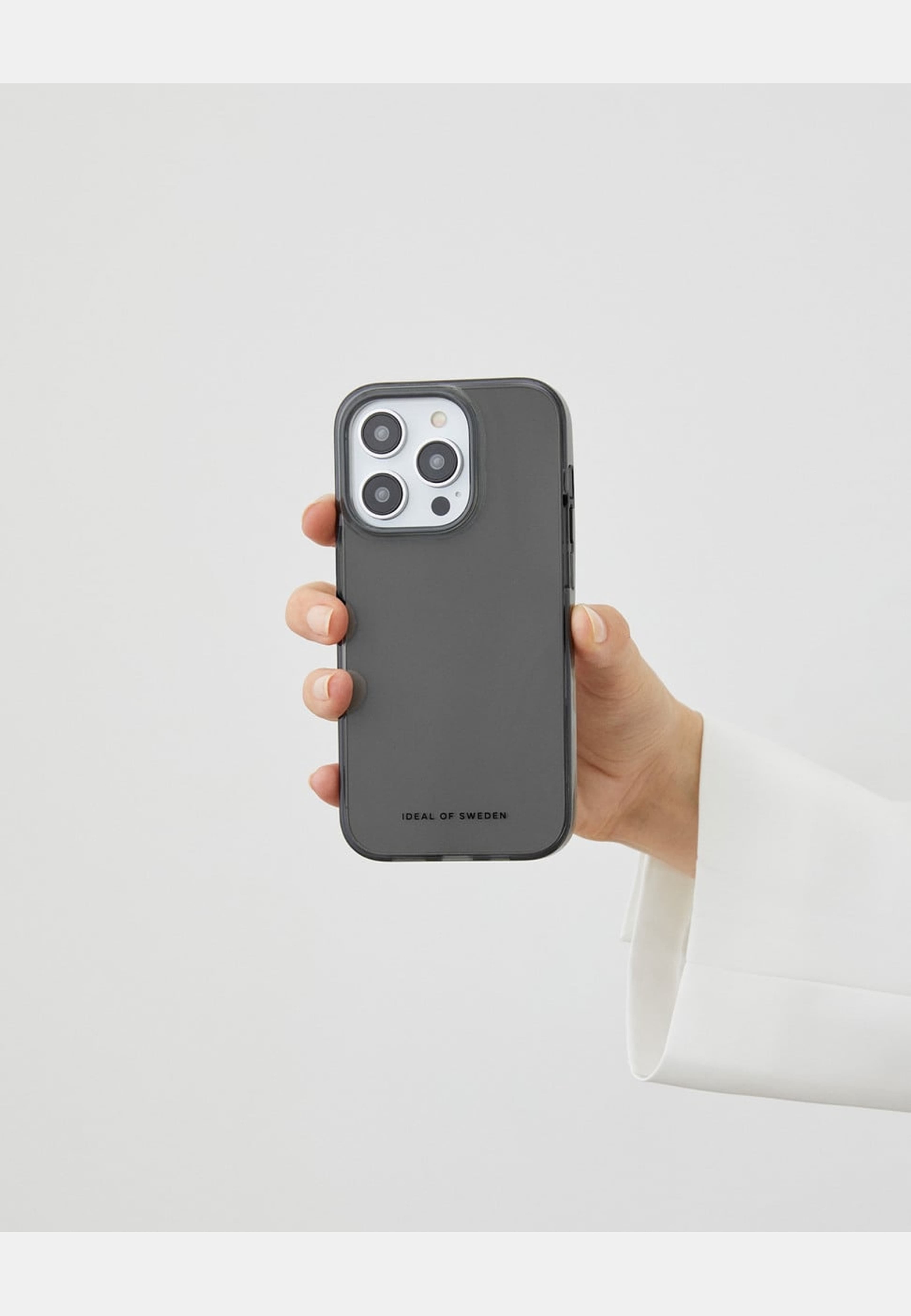 Clear Case Iphone, från Ideal Of Sweden, i färgen black. Klicka för att öppna bilden i stort format