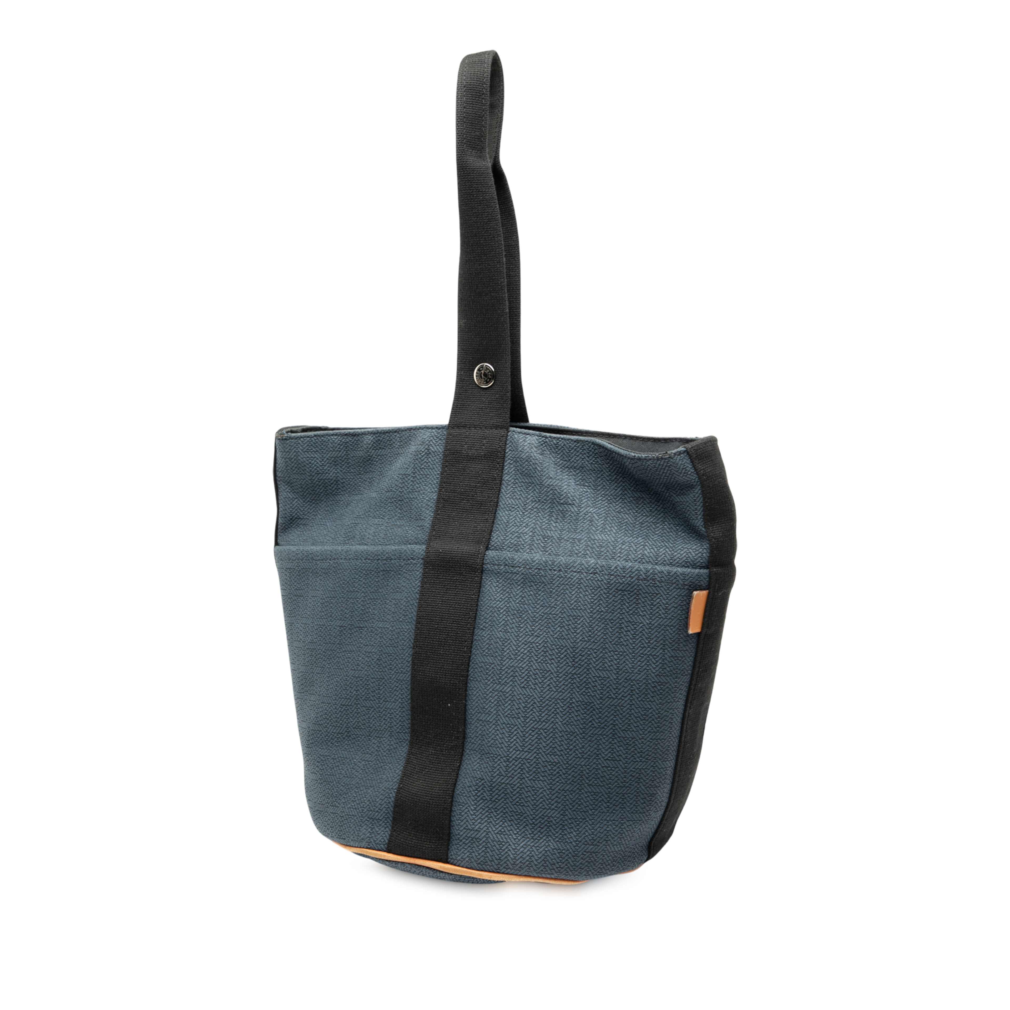 Hermès Toile Saxo Mm, från Luxclusif, i färgen dark blue. Klicka för att öppna bilden i stort format