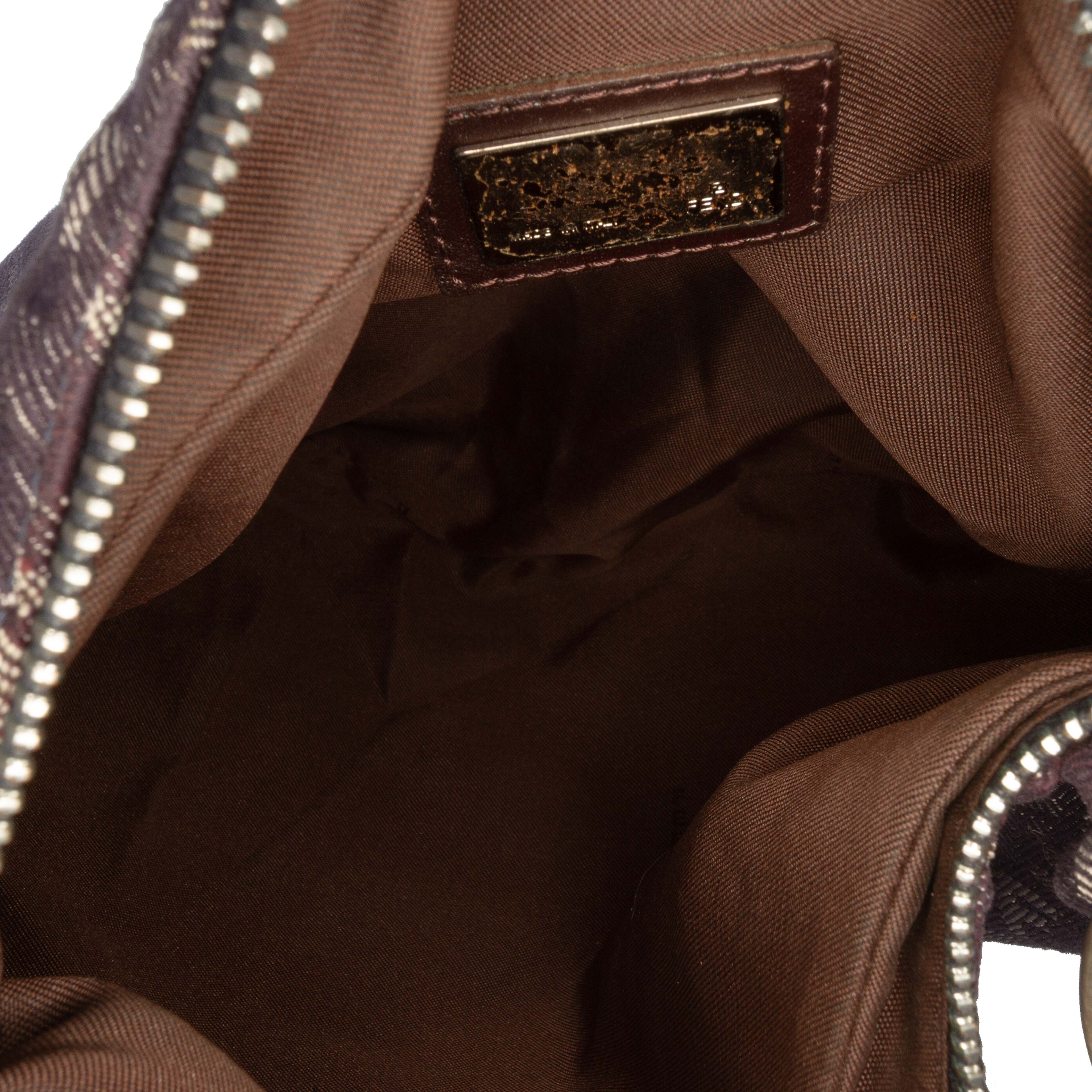 Fendi Zucchino Denim Oyster Shoulder Bag, från Luxclusif, i färgen black. Klicka för att öppna bilden i stort format