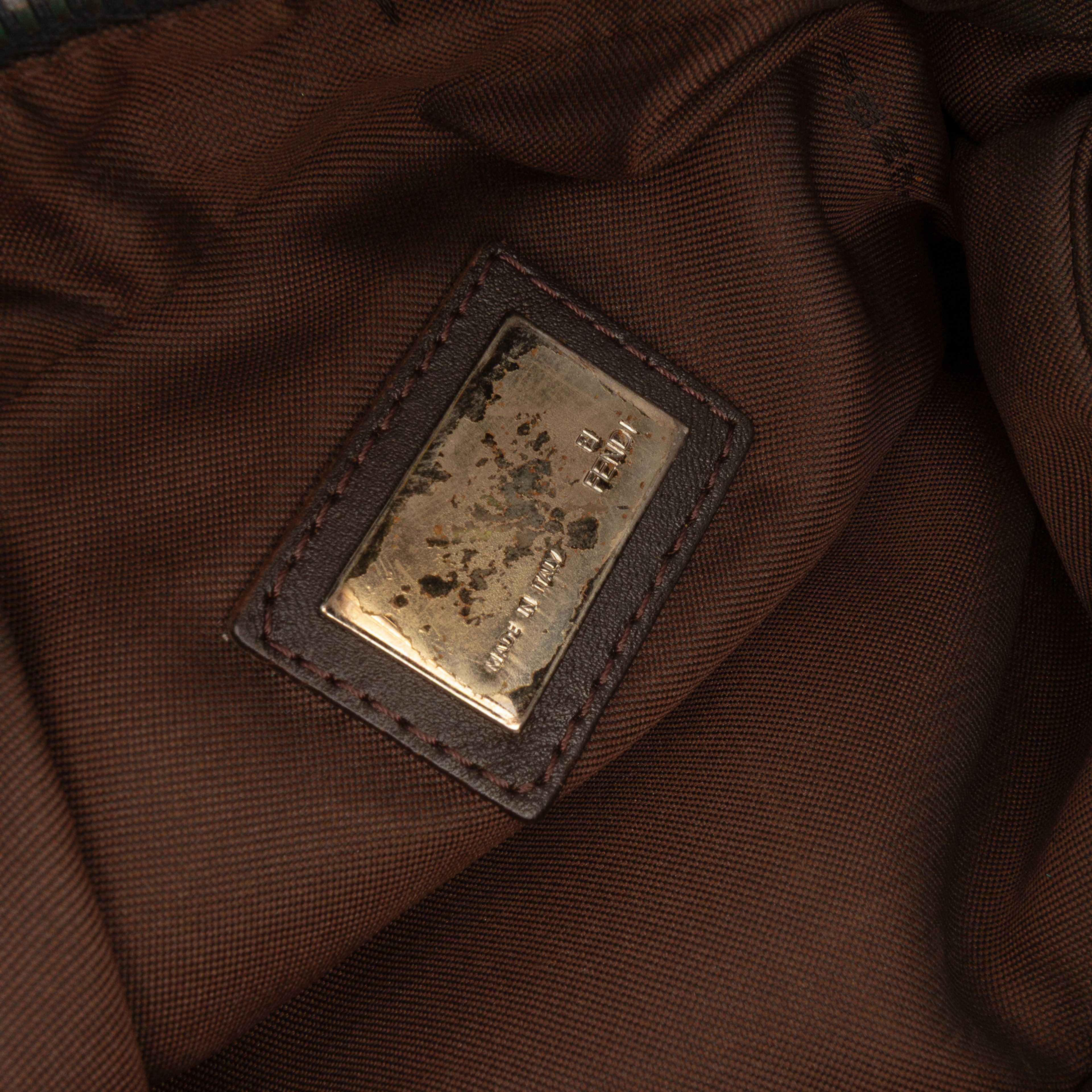 Fendi Zucchino Denim Oyster Shoulder Bag, från Luxclusif, i färgen black. Klicka för att öppna bilden i stort format