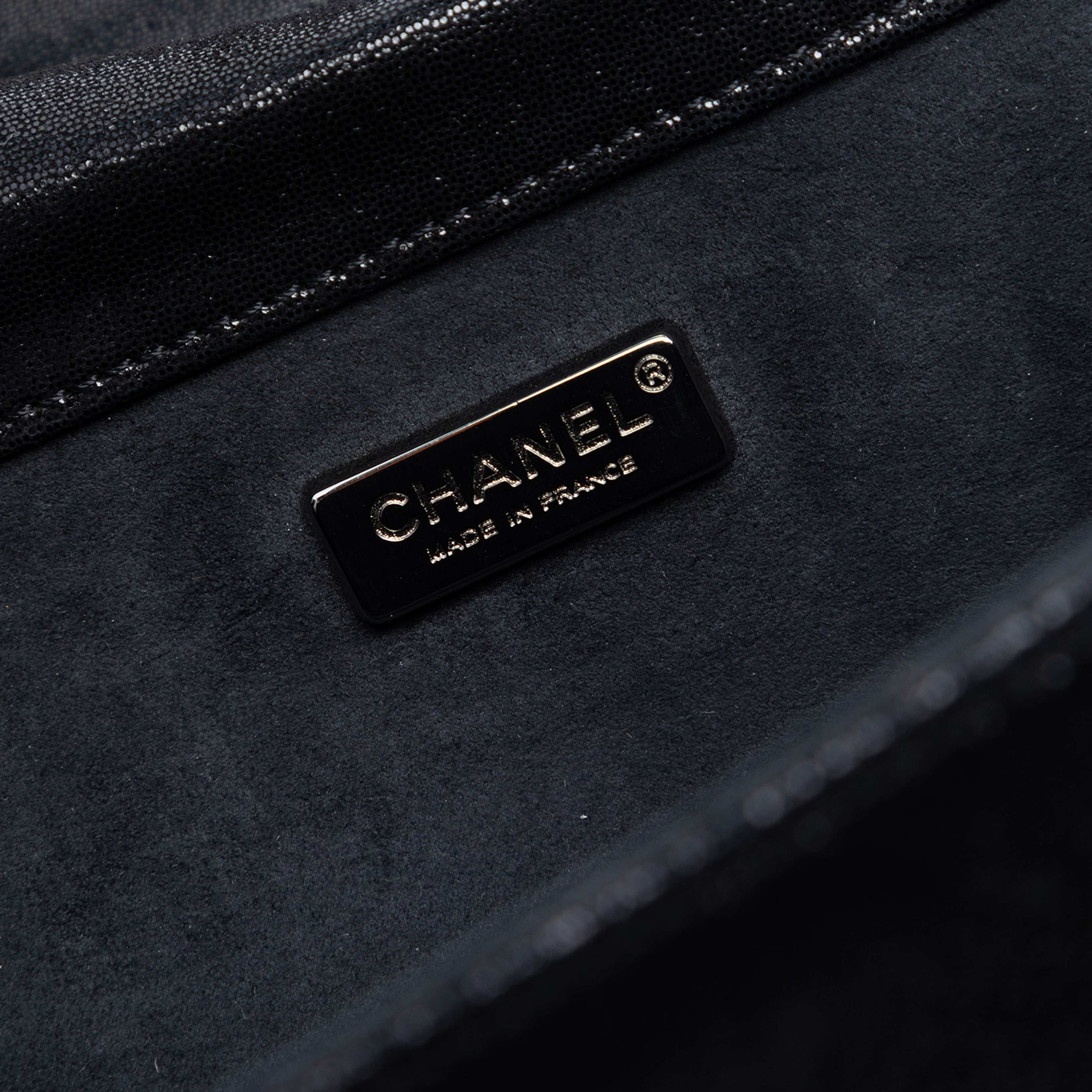 Chanel Quilted Iridescent Suede Crystal Cc Clutch, från Luxclusif, i färgen black. Klicka för att öppna bilden i stort format